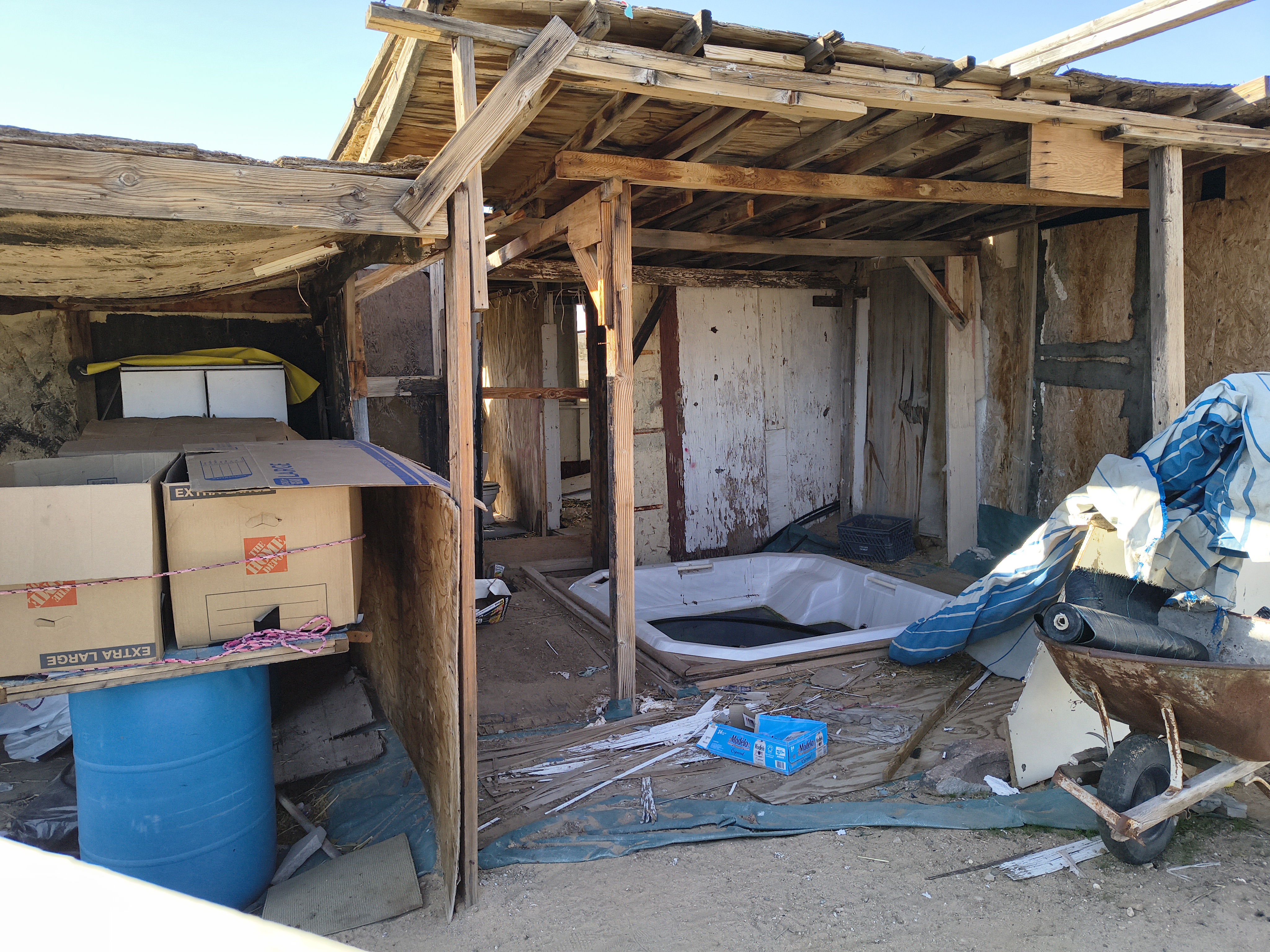 Hinkley, CA - 2.5 Acres w/ Misc. Structures - $1 No Reserve Liquidation!   Government Surplus Auction - Photo #3