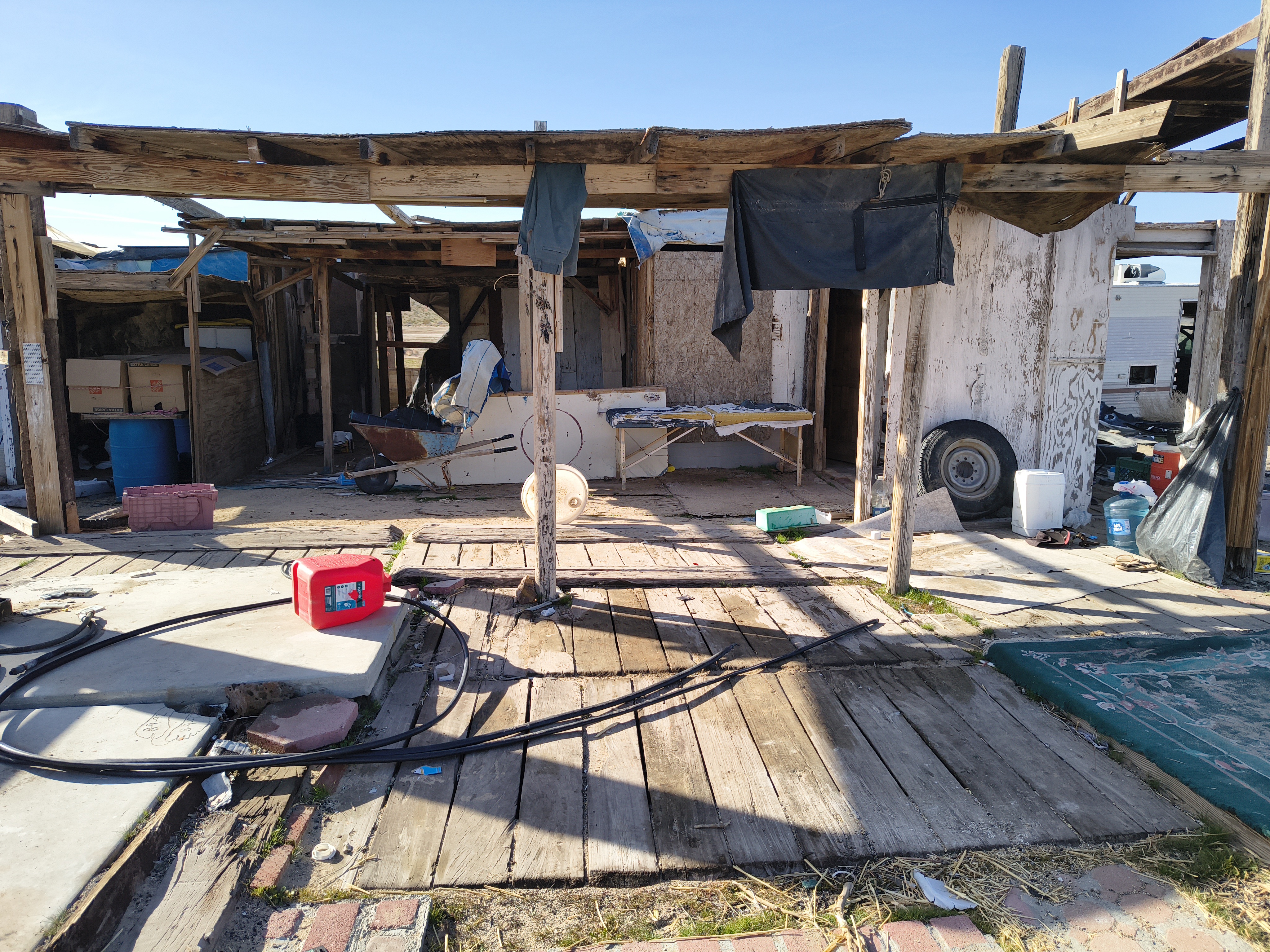 Hinkley, CA - 2.5 Acres w/ Misc. Structures - $1 No Reserve Liquidation!   Government Surplus Auction - Photo #6