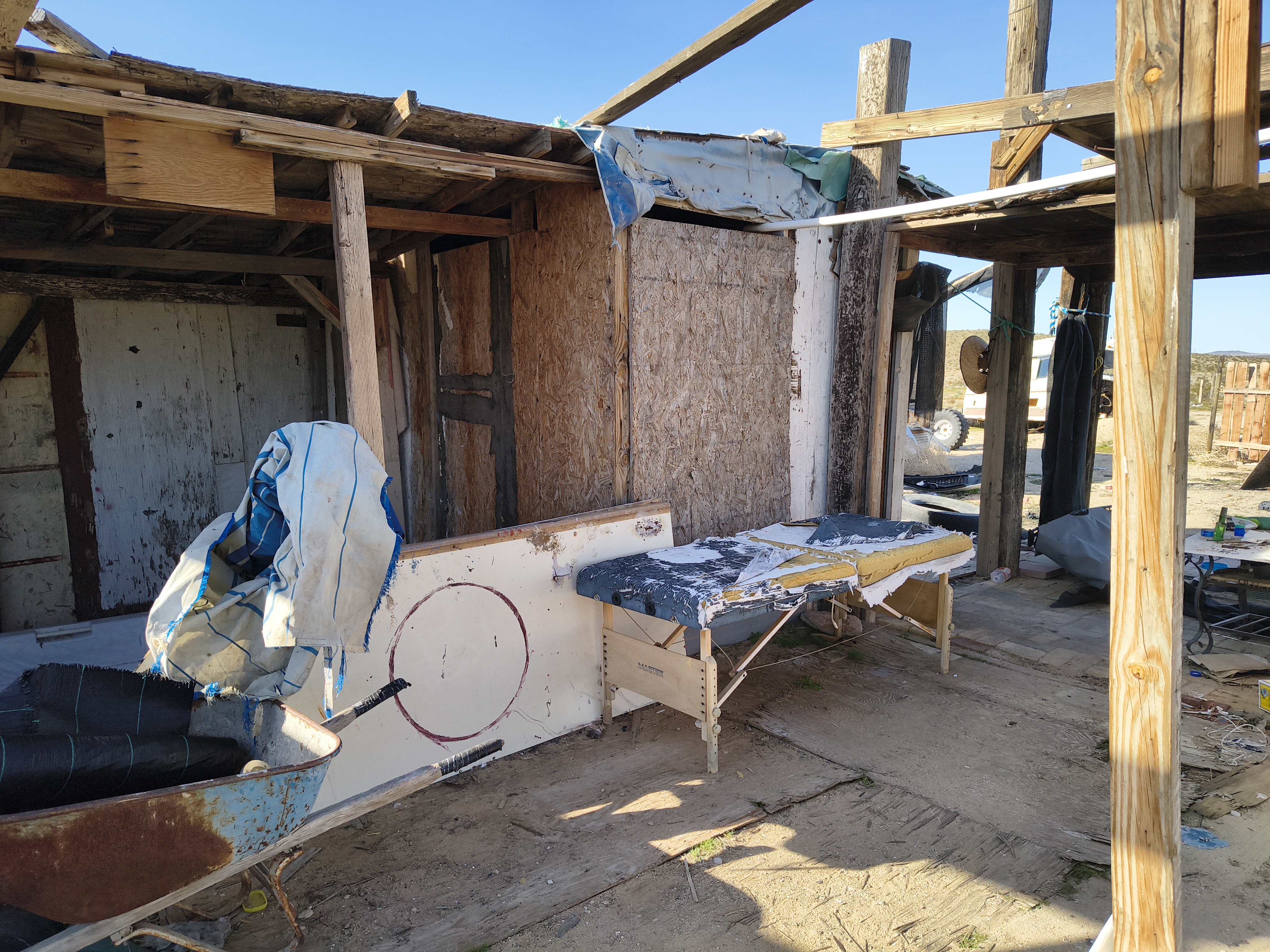 Hinkley, CA - 2.5 Acres w/ Misc. Structures - $1 No Reserve Liquidation!   Government Surplus Auction - Photo #5