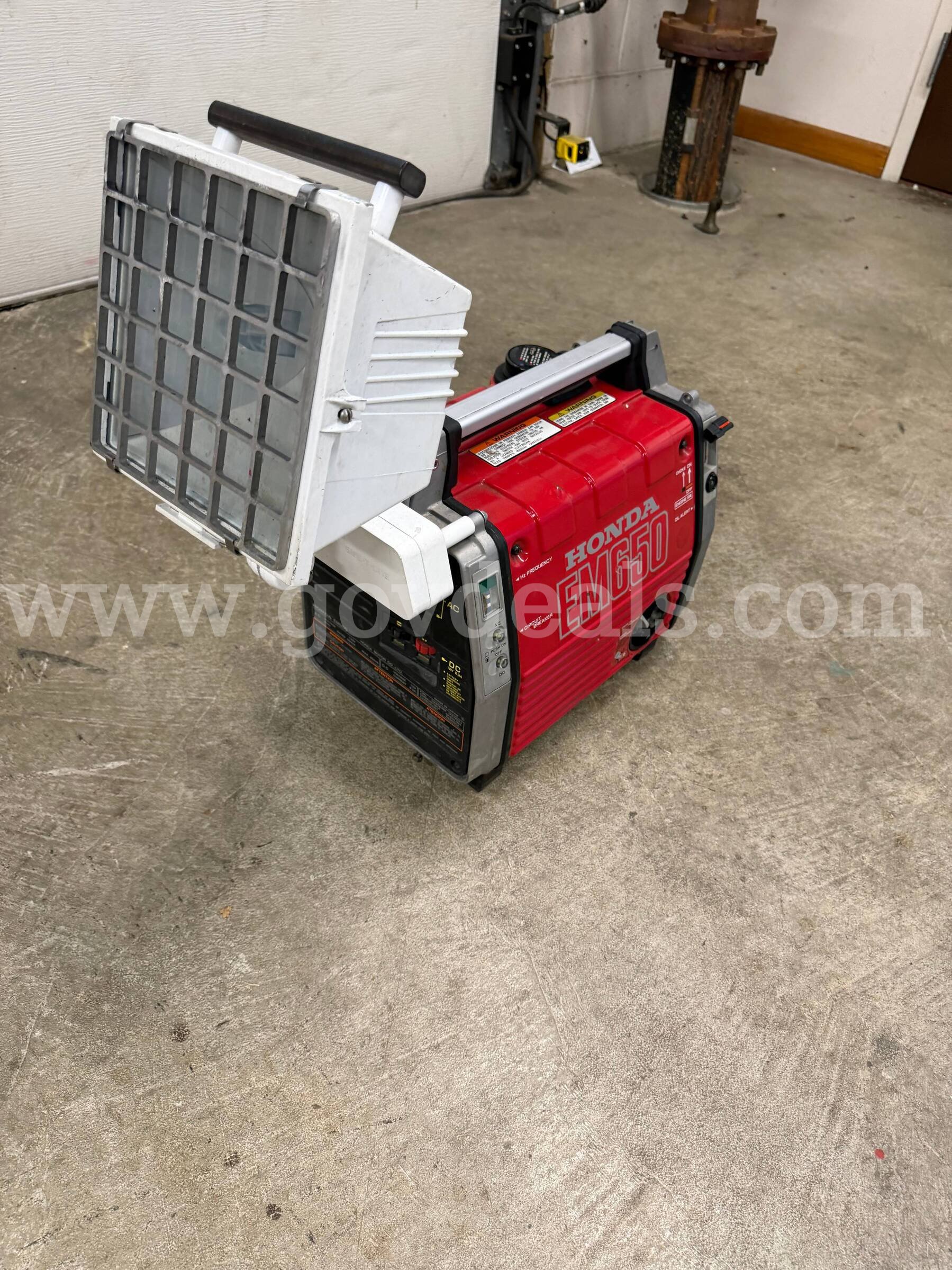 Portable gas generator with attached light Honda EM650 Government Surplus Auction - Photo #4