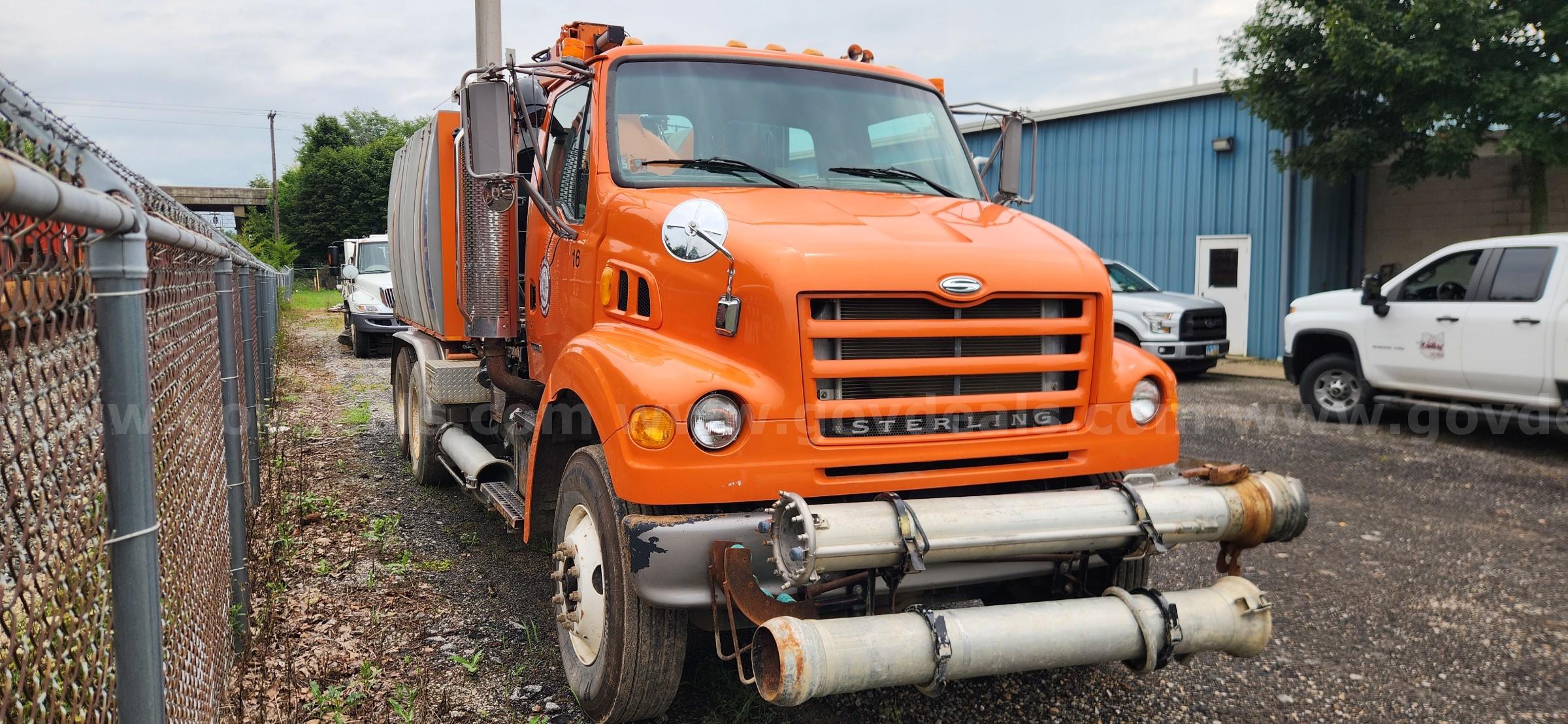 2003 Sterling LT7500 Sewer Jet Vac Sterling LT7500 Government Surplus Auction - Photo #2