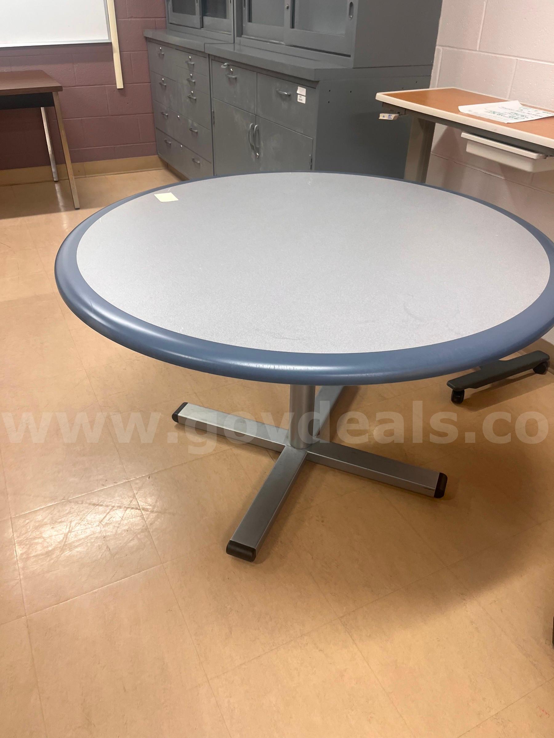 19 Chairs 5Tables   Government Surplus Auction - Photo #3