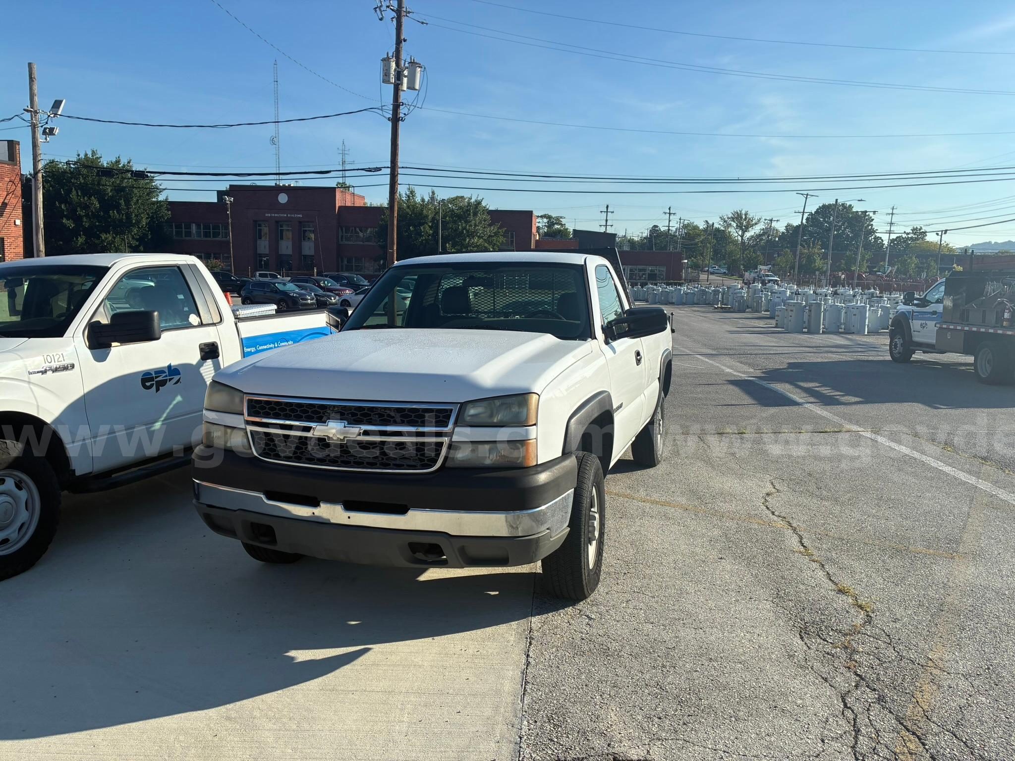 2005 Chevrolet Silverado 2500HD Work Truck Long Bed 4WD Chevrolet Silverado 2500HD Government Surplus Auction - Photo #2
