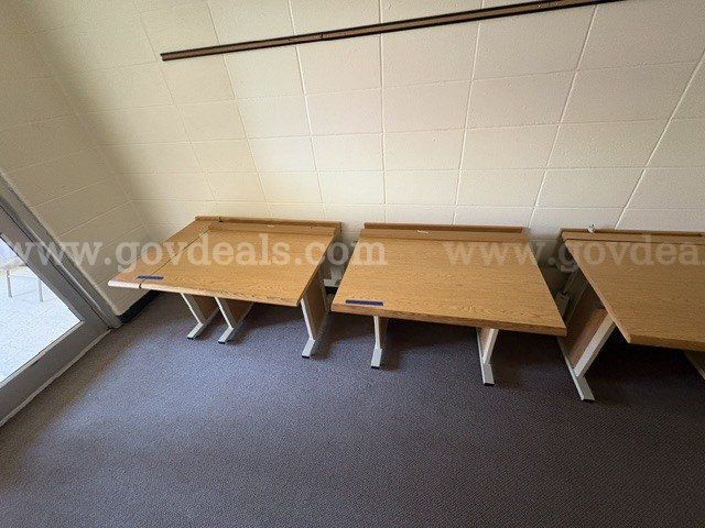 3 short computer desks   Government Surplus Auction - Photo #2
