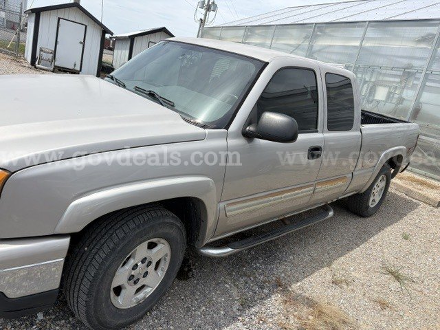 2007 Chevrolet Silverado Classic 1500 LS Ext. Cab 4WD Chevrolet Silverado Government Surplus Auction - Photo #6
