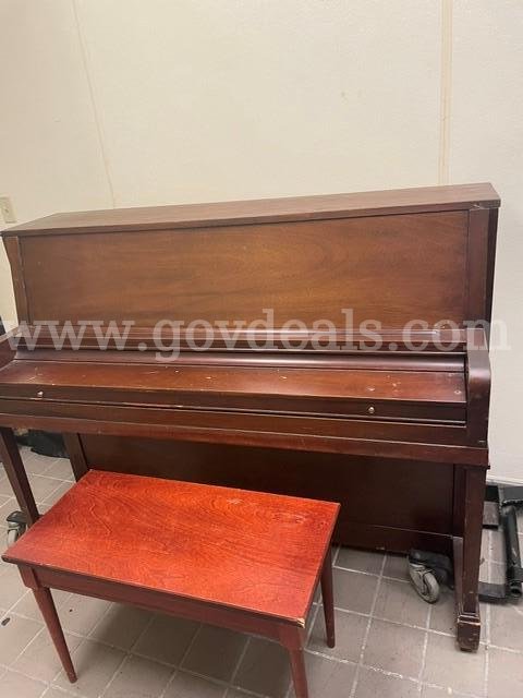 Everett Upright Piano with bench and dolly Everett Studio Government Surplus Auction - Primary Photo
