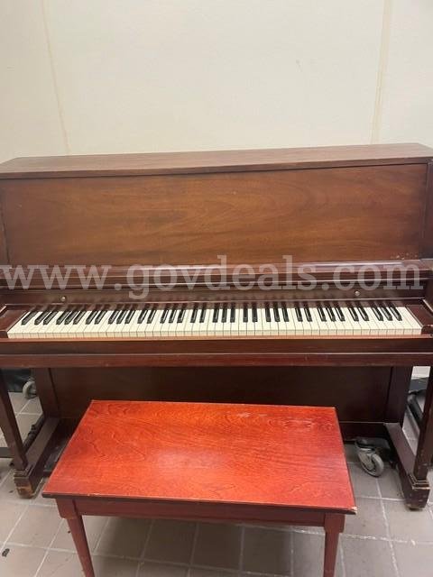 Everett Upright Piano with bench and dolly Everett Studio Government Surplus Auction - Photo #2