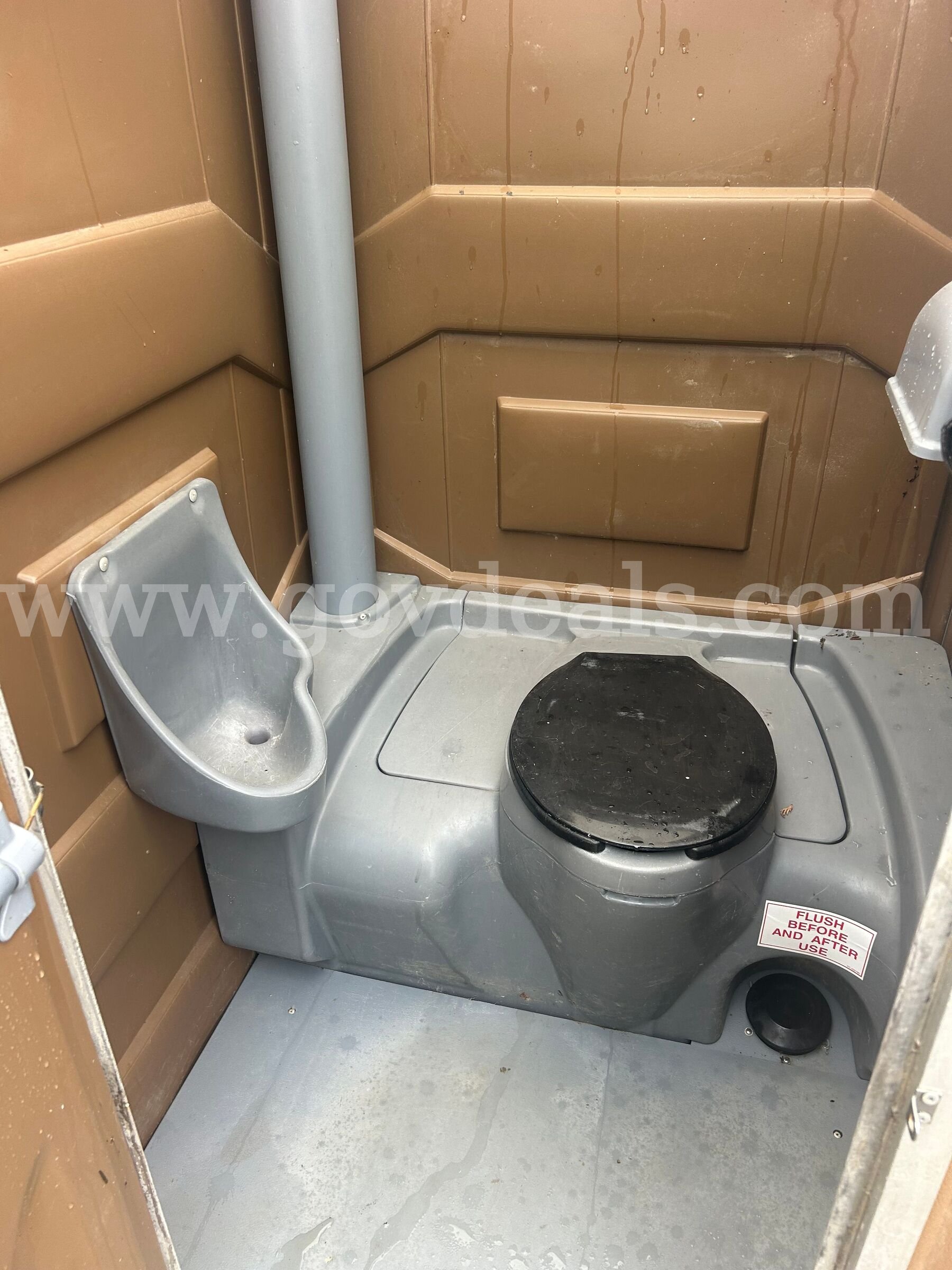 porta potty   Government Surplus Auction - Photo #3
