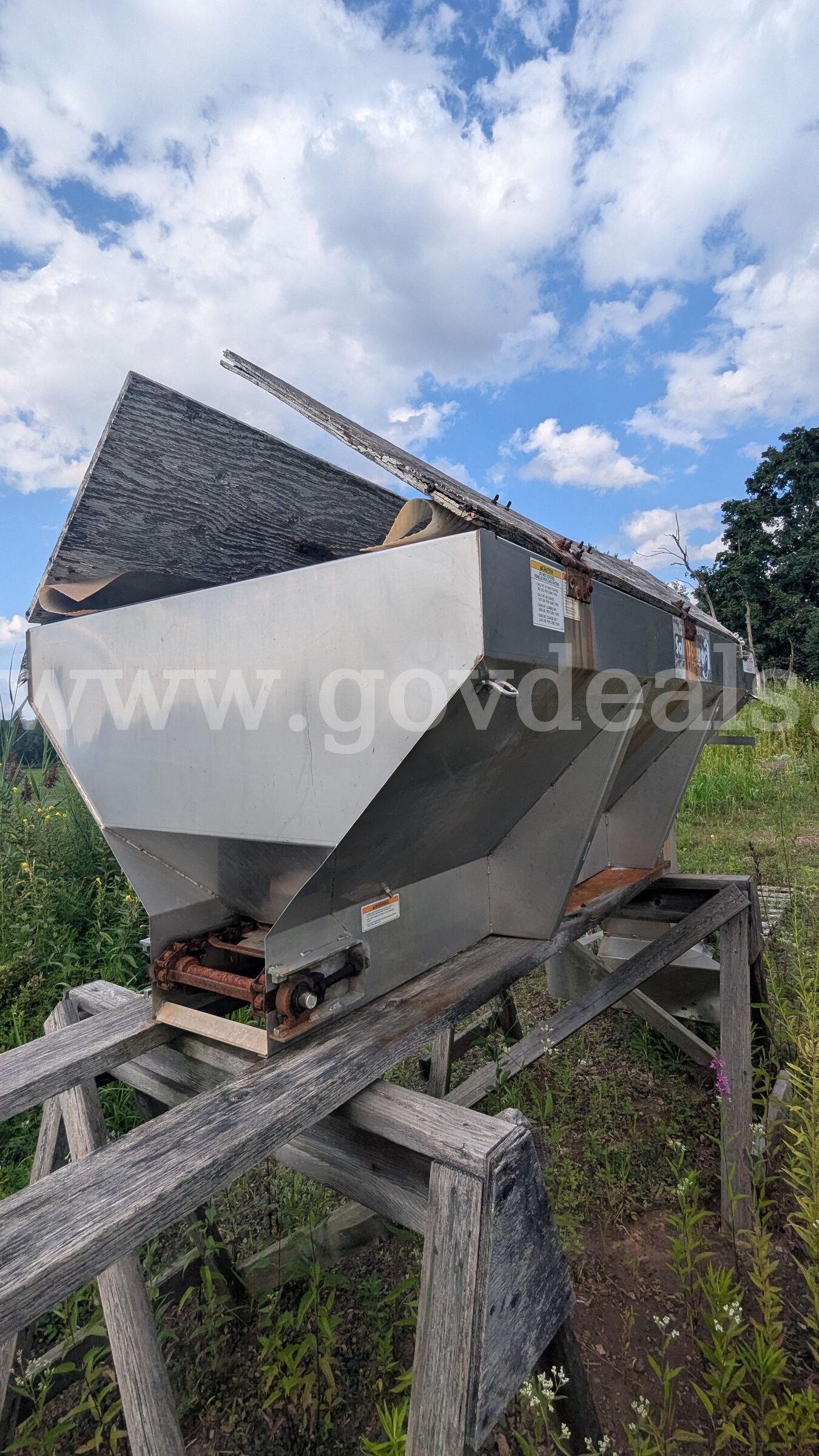 SaltDogg Stainless Steel V-Box Hopper Spreader SaltDogg by Buyers Products 1400 Series Government Surplus Auction - Photo #2