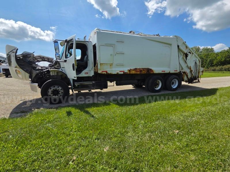 2007 Freightliner M2 106 Freightliner 106 Government Surplus Auction - Photo #2