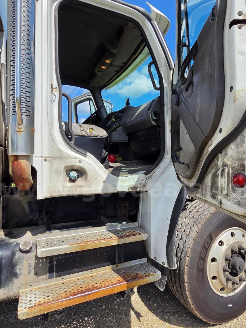 2007 Freightliner M2 106 Freightliner 106 Government Surplus Auction - Photo #4