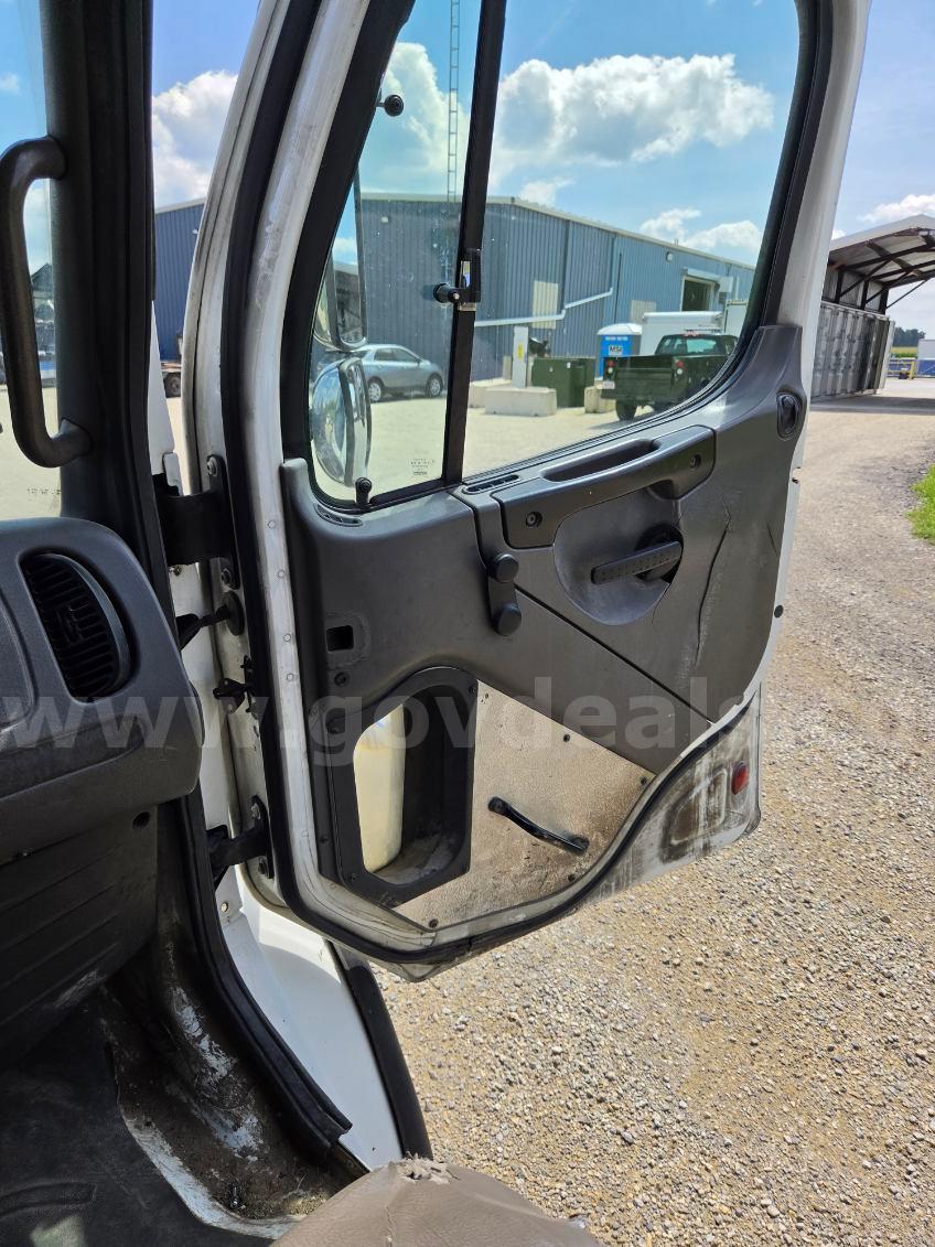 2007 Freightliner M2 106 Freightliner 106 Government Surplus Auction - Photo #6