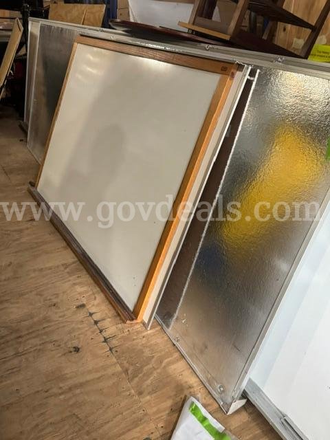 White Boards - Various Sizes   Government Surplus Auction - Primary Photo