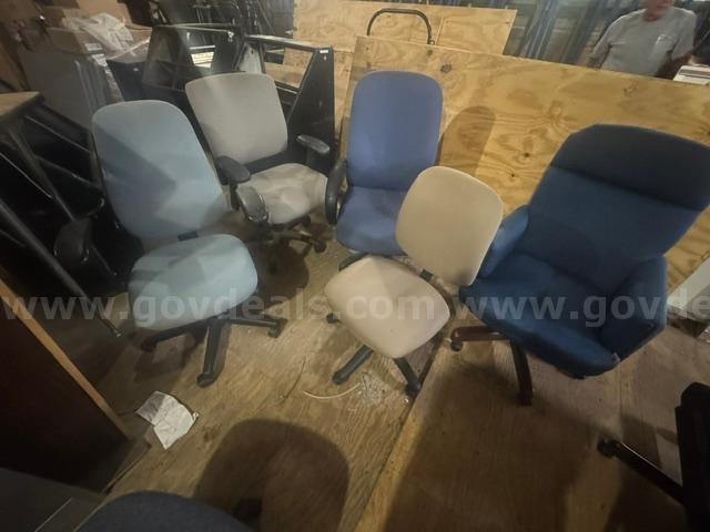 Multiple Rolling Desk Chairs   Government Surplus Auction - Primary Photo