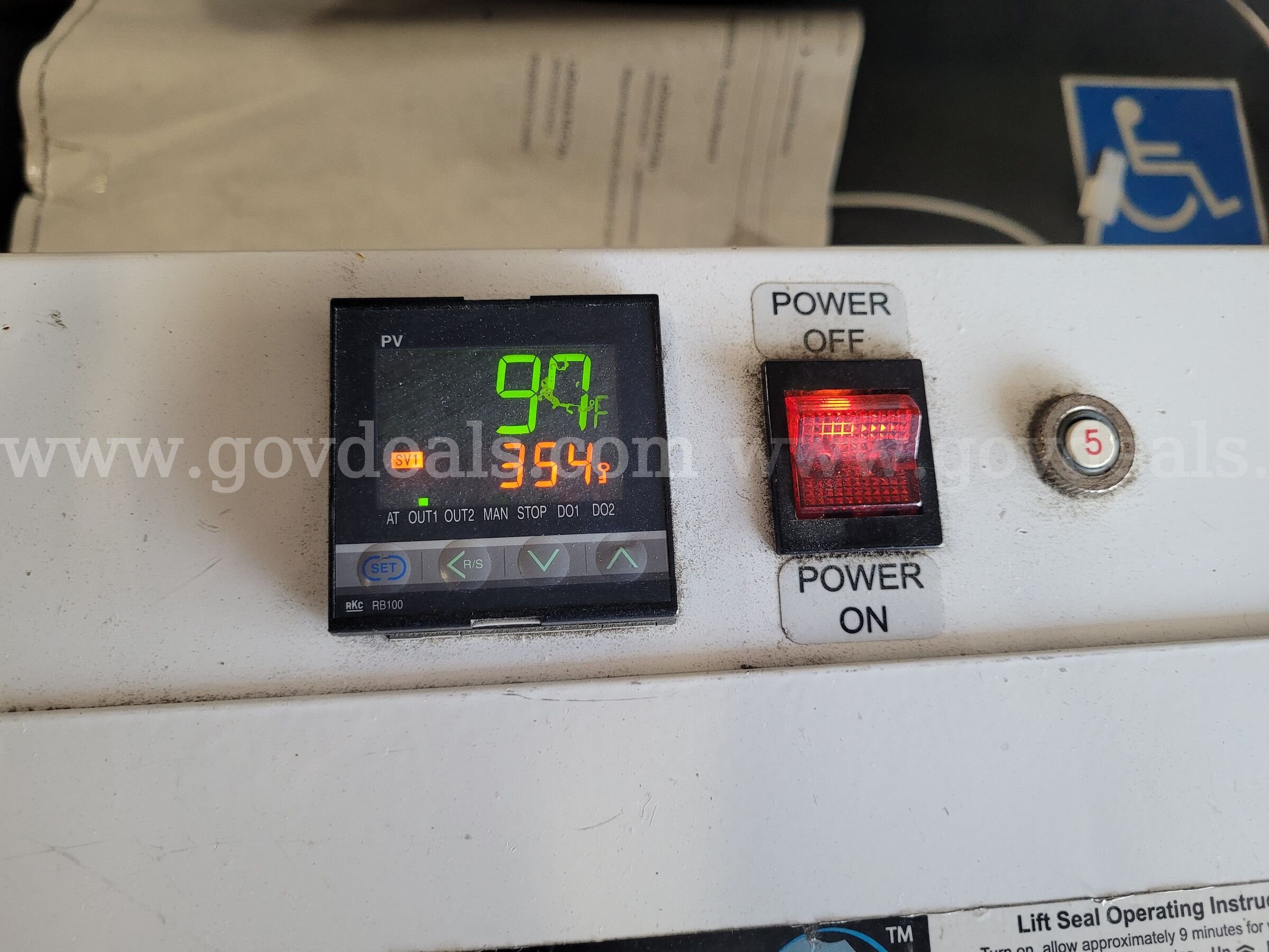 HEAT SEALER: DIGITAL LIFT, MEDICAL GRADE RENNCO MODEL LS24D-115 Government Surplus Auction - Photo #2