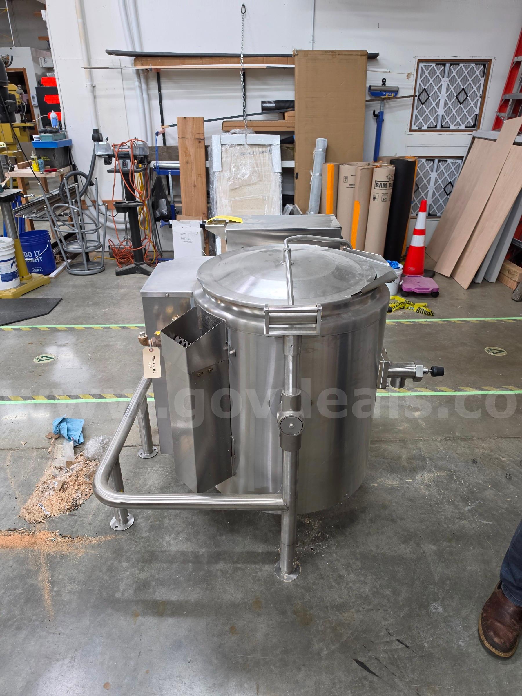 Vulcan K20GLT Propane 20 Gallon Tilting 2/3 Steam Jacketed Kettle - 100,000 BTU Vulcan 100 Government Surplus Auction - Photo #4
