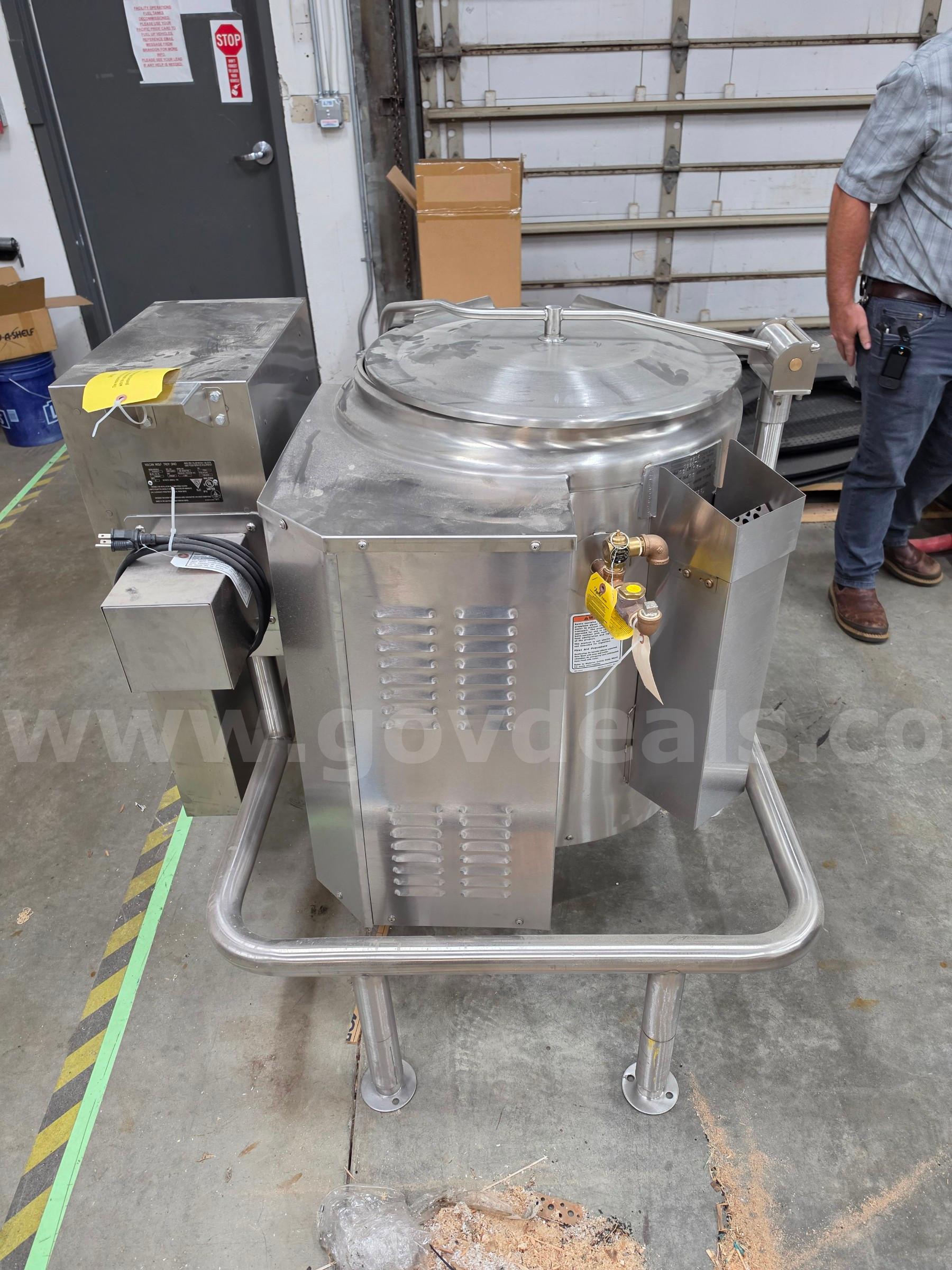 Vulcan K20GLT Propane 20 Gallon Tilting 2/3 Steam Jacketed Kettle - 100,000 BTU Vulcan 100 Government Surplus Auction - Photo #5