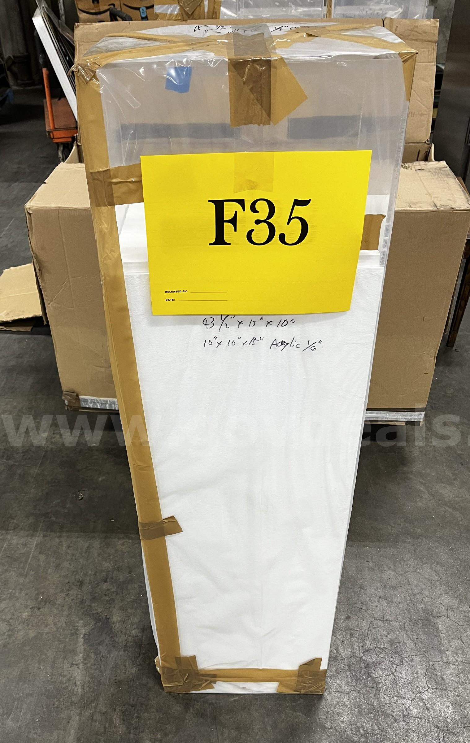 **** WHITE WOOD PEDESTAL DISPLAY CASE WITH CLEAR ACRYLIC COVER **** (I) Case  Government Surplus Auction - Photo #2