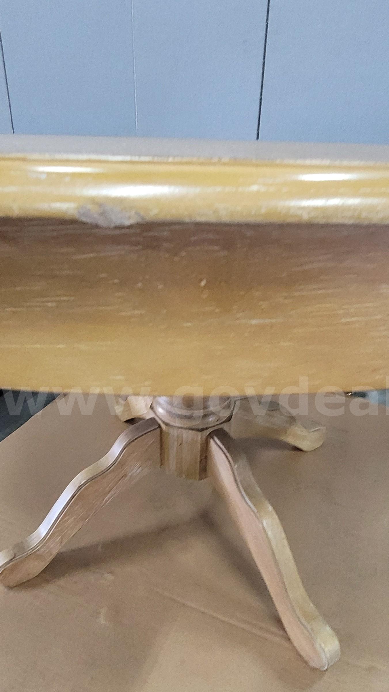 **** WOODEN ROUND DINING TABLE **** (I)   Government Surplus Auction - Photo #3