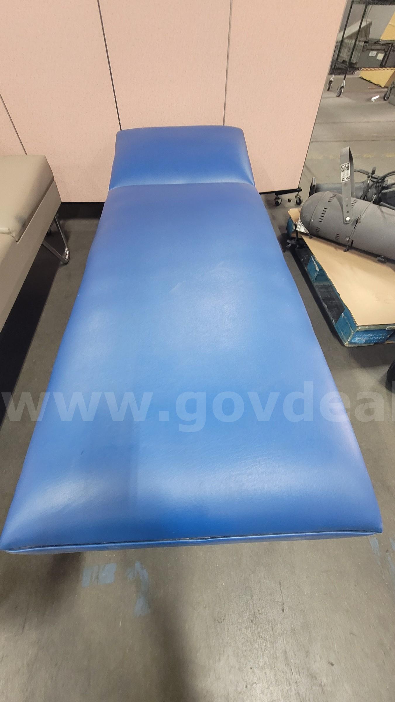 **** MEDICAL RECOVERY COUCH **** (I)   Government Surplus Auction - Primary Photo