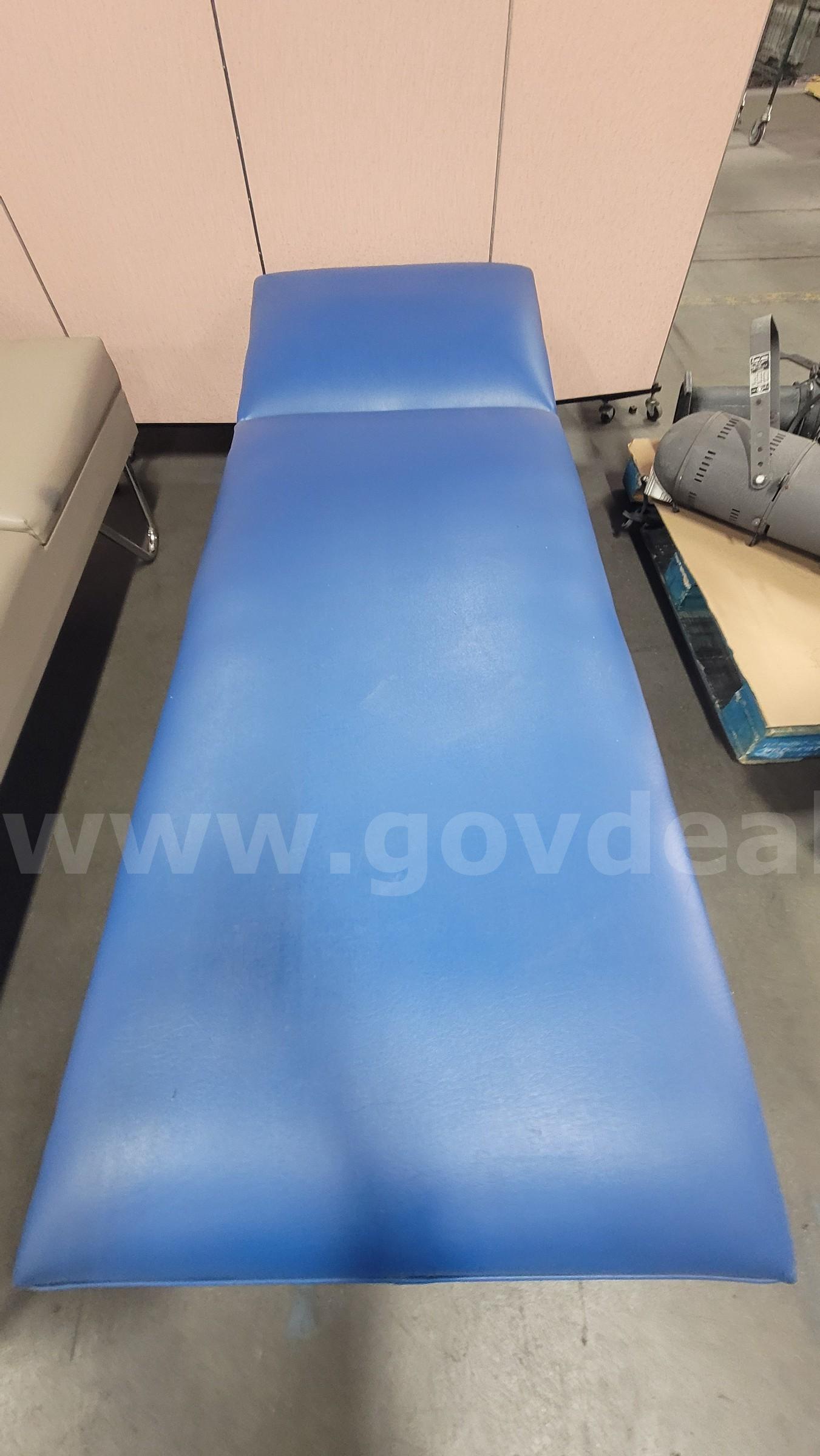 **** MEDICAL RECOVERY COUCH **** (I)   Government Surplus Auction - Photo #2