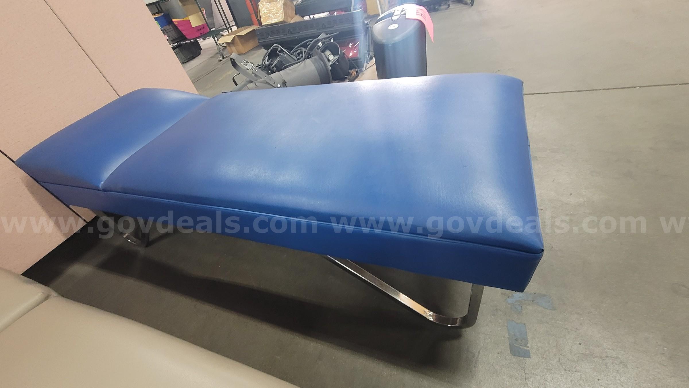 **** MEDICAL RECOVERY COUCH **** (I)   Government Surplus Auction - Photo #3