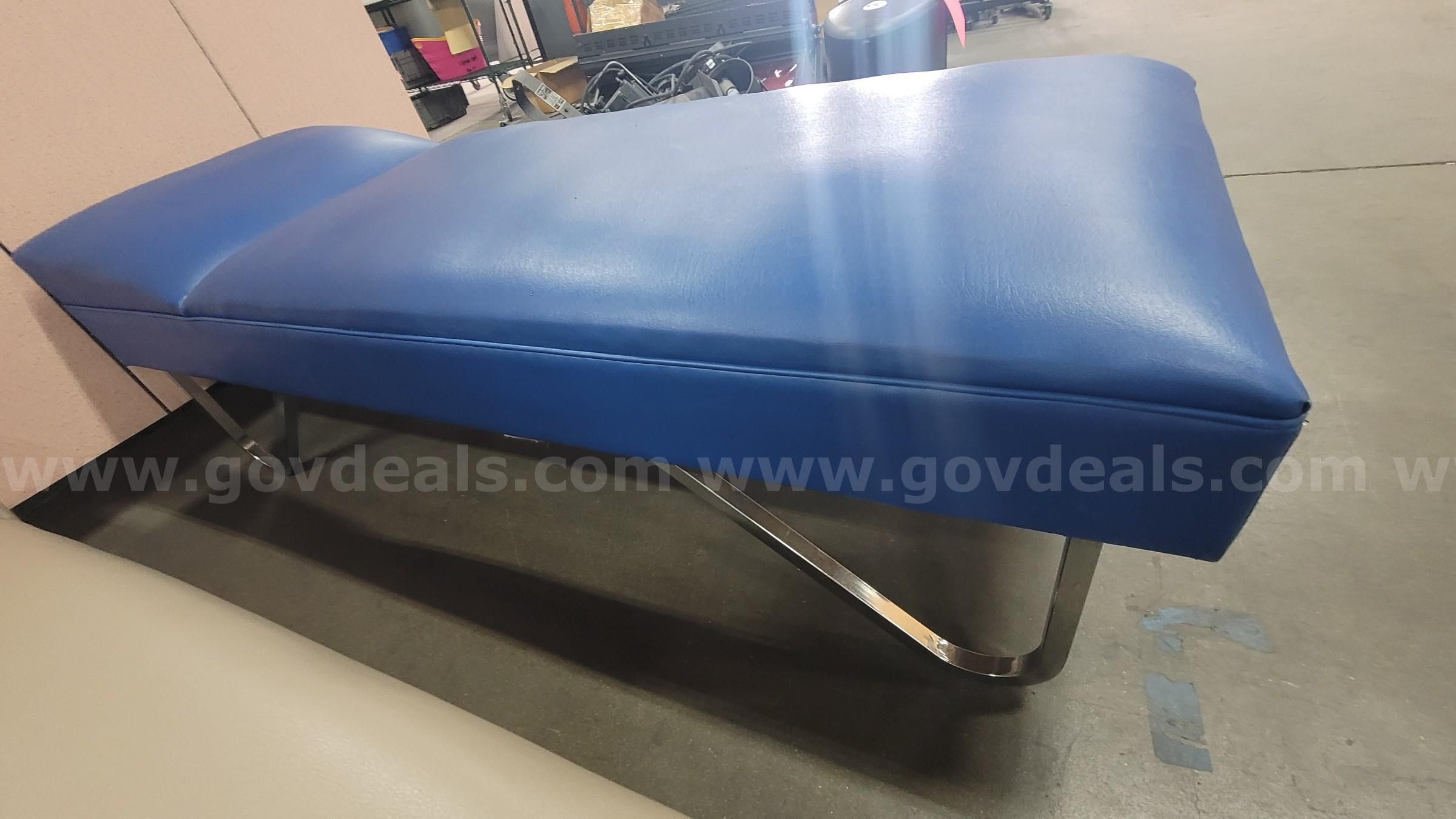 **** MEDICAL RECOVERY COUCH **** (I)   Government Surplus Auction - Photo #4