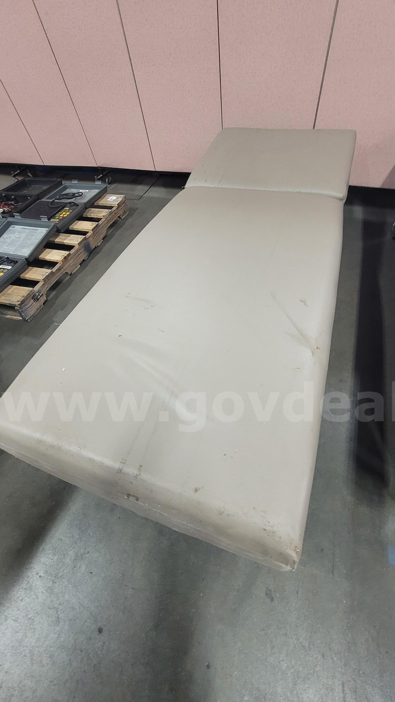 **** MEDICAL RECOVERY COUCH **** (I)   Government Surplus Auction - Photo #2