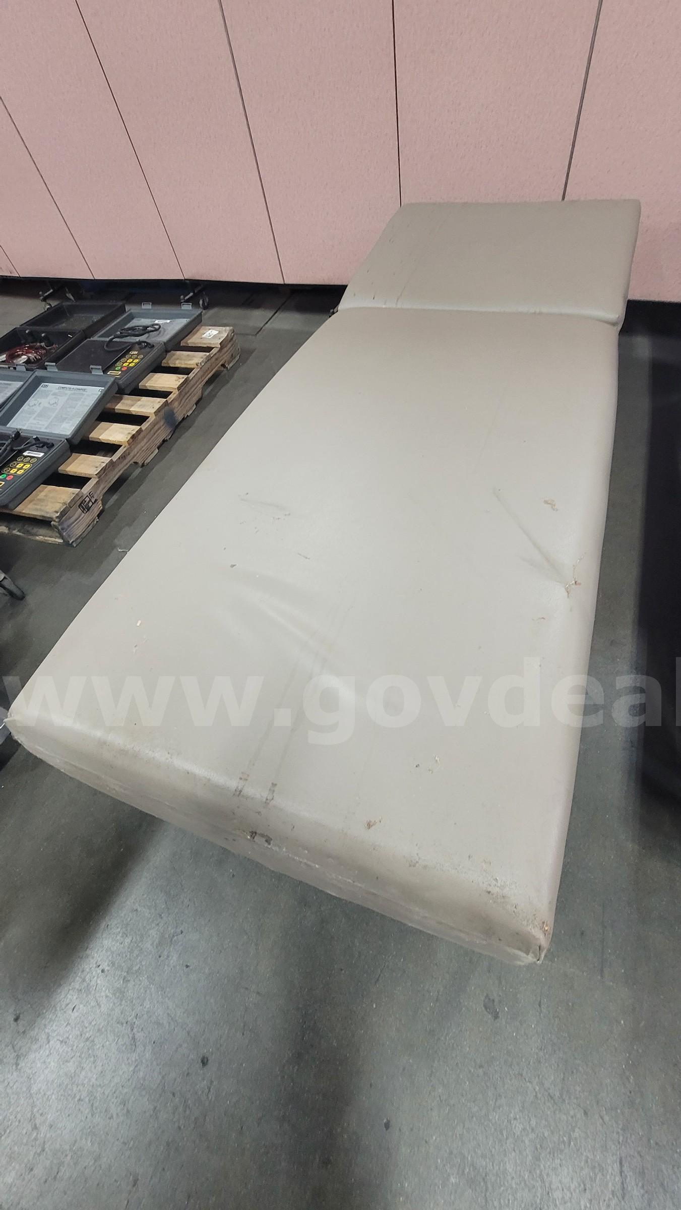 **** MEDICAL RECOVERY COUCH **** (I)   Government Surplus Auction - Photo #3