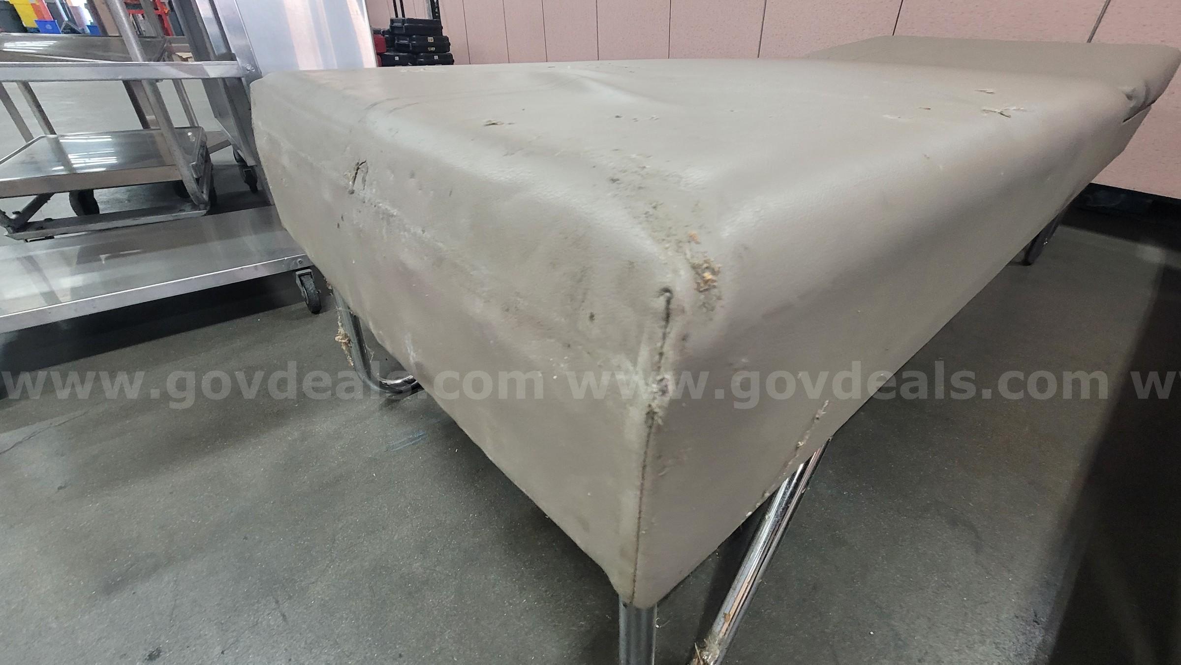 **** MEDICAL RECOVERY COUCH **** (I)   Government Surplus Auction - Photo #6