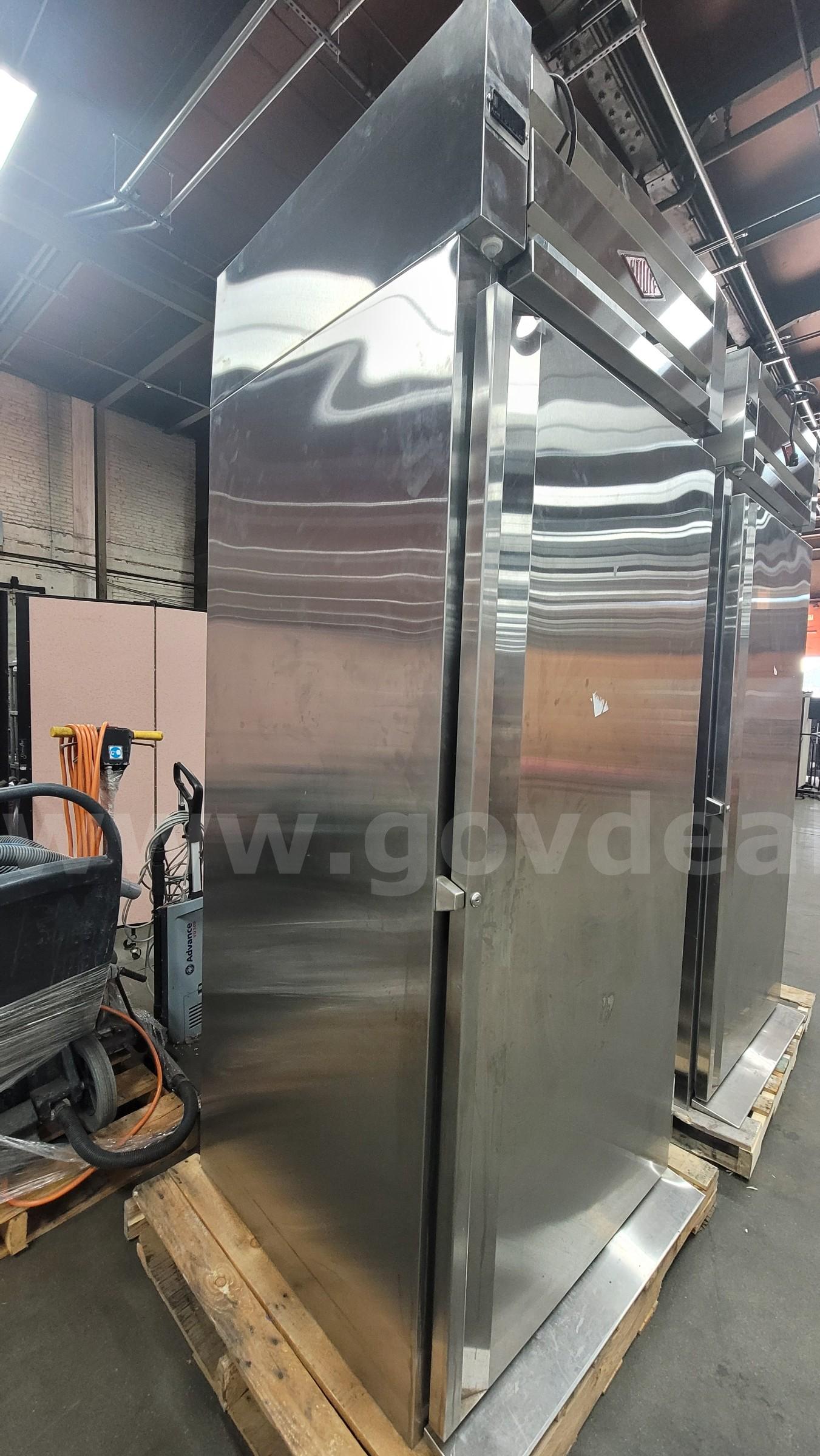 **** COMMERICAL UTILITY REFRIGERATOR **** (I)   Government Surplus Auction - Photo #4