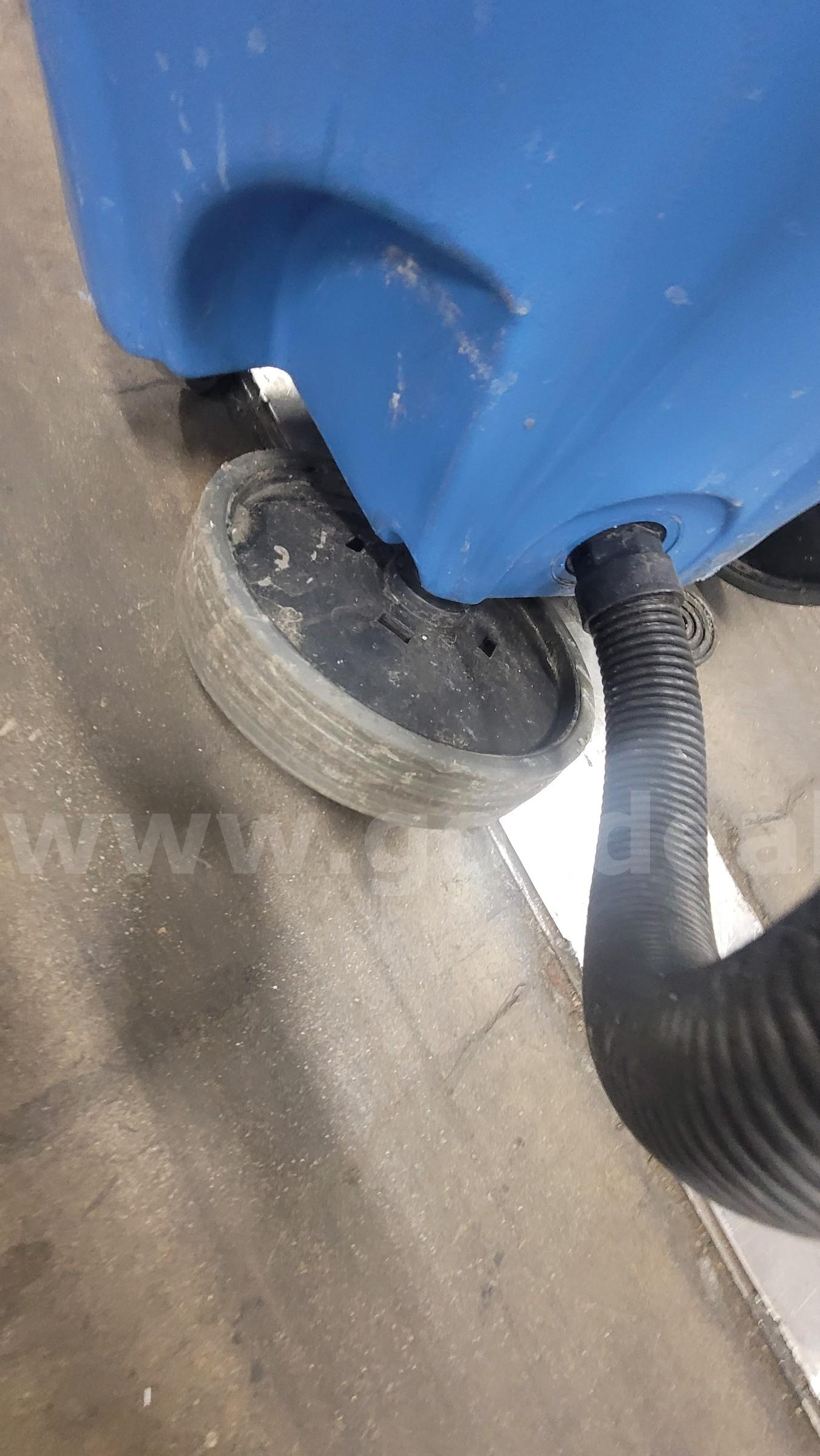 **** TRIDENT HILLYARD WET & DRY VACUUM **** (I)   Government Surplus Auction - Photo #3