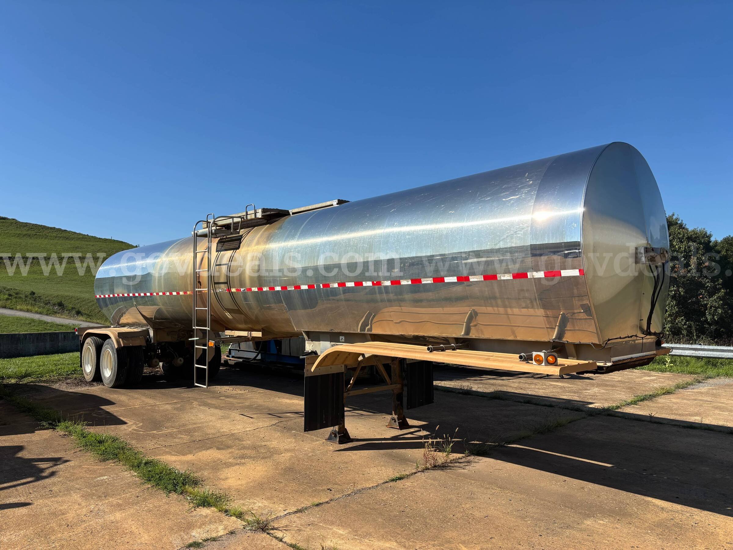 1996 Brenner 42' Stainless Steel Tanker Trailer Brenner  Government Surplus Auction - Primary Photo