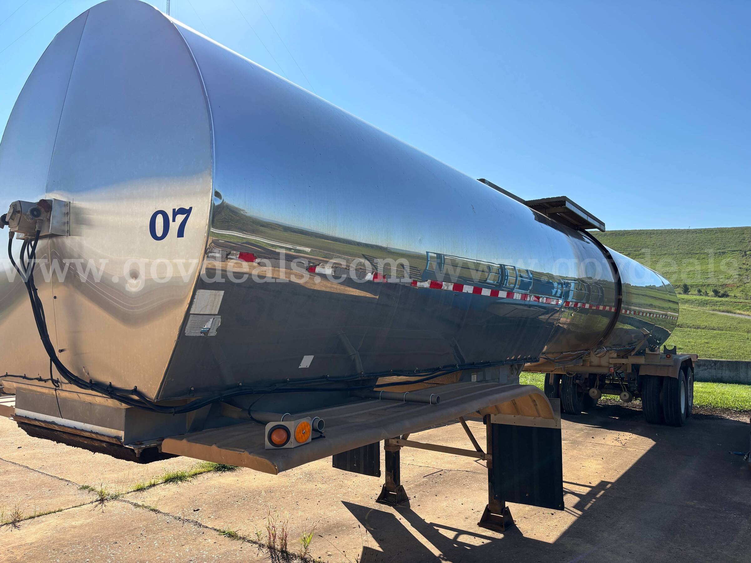 1996 Brenner 42' Stainless Steel Tanker Trailer Brenner  Government Surplus Auction - Photo #2