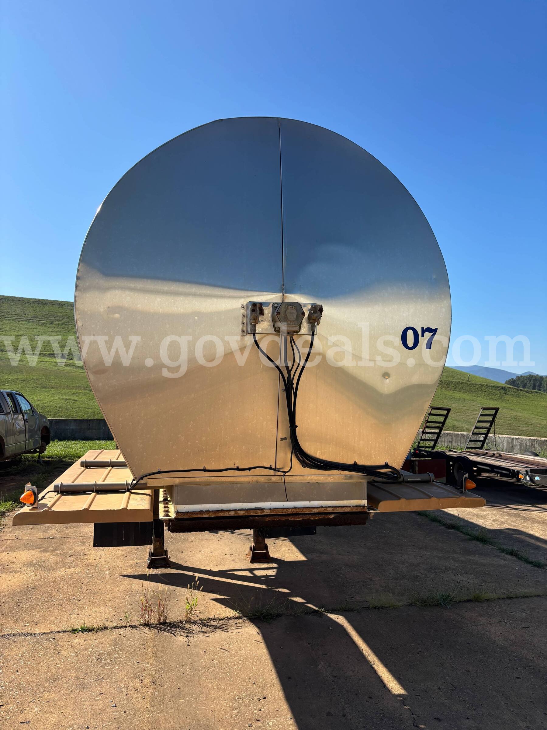 1996 Brenner 42' Stainless Steel Tanker Trailer Brenner  Government Surplus Auction - Photo #4