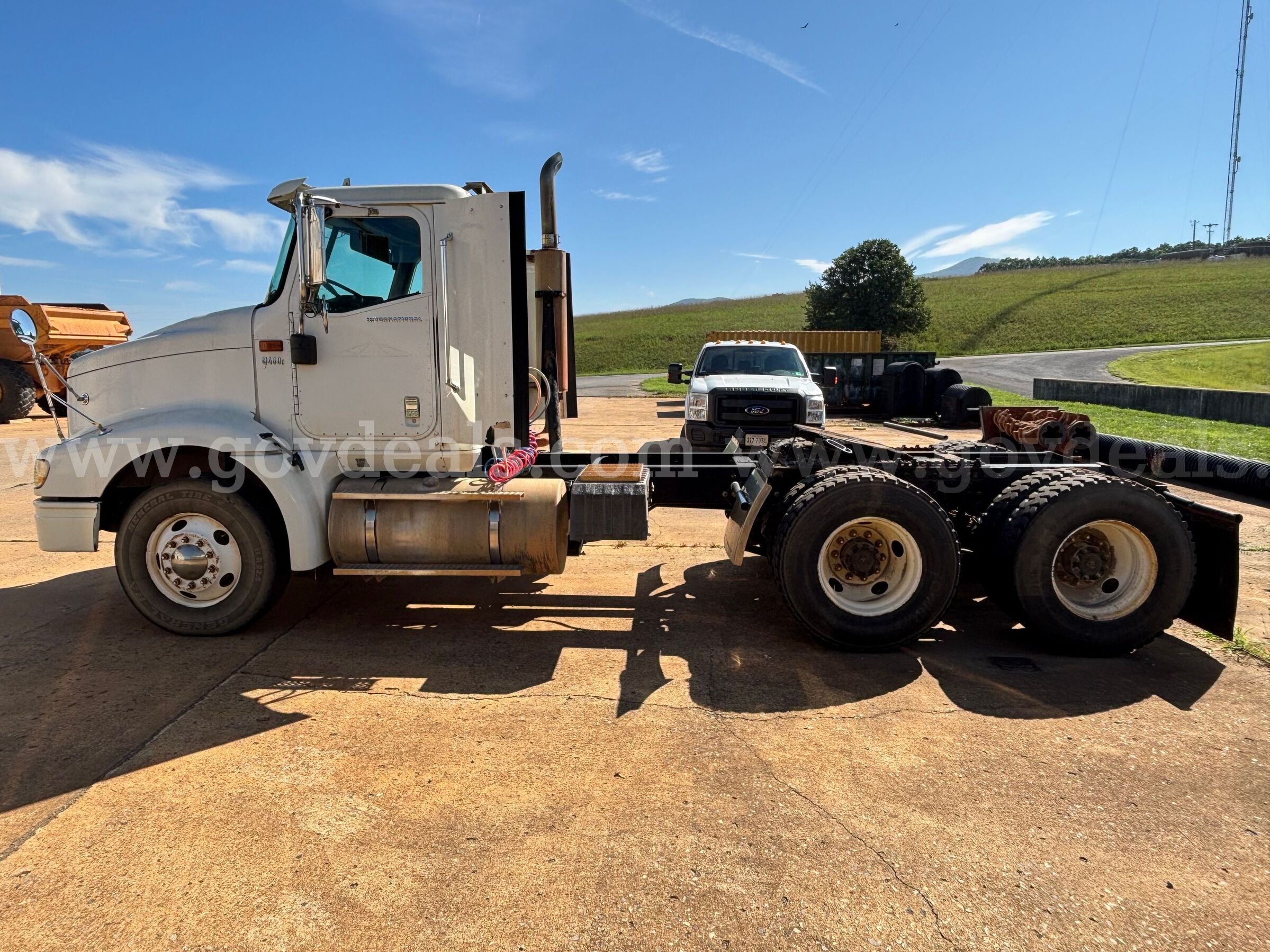 2006 International 9200i Truck Tractor International 9200i Government Surplus Auction - Primary Photo