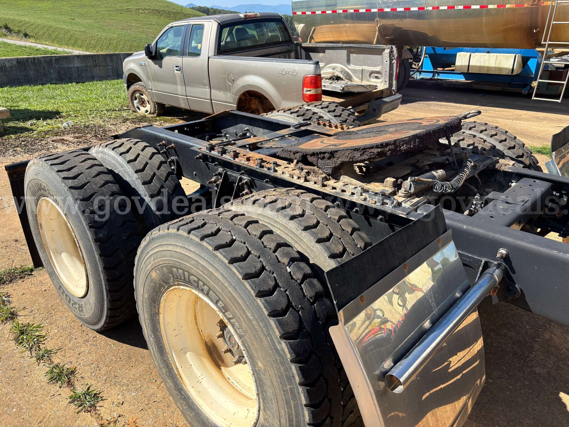 2006 International 9200i Truck Tractor International 9200i Government Surplus Auction - Photo #5