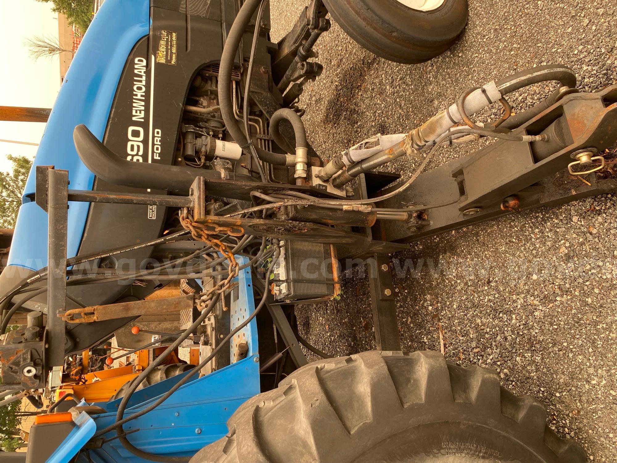 1998 Ford New Holland tractor with brush mower New Holland TS90 Government Surplus Auction - Photo #5