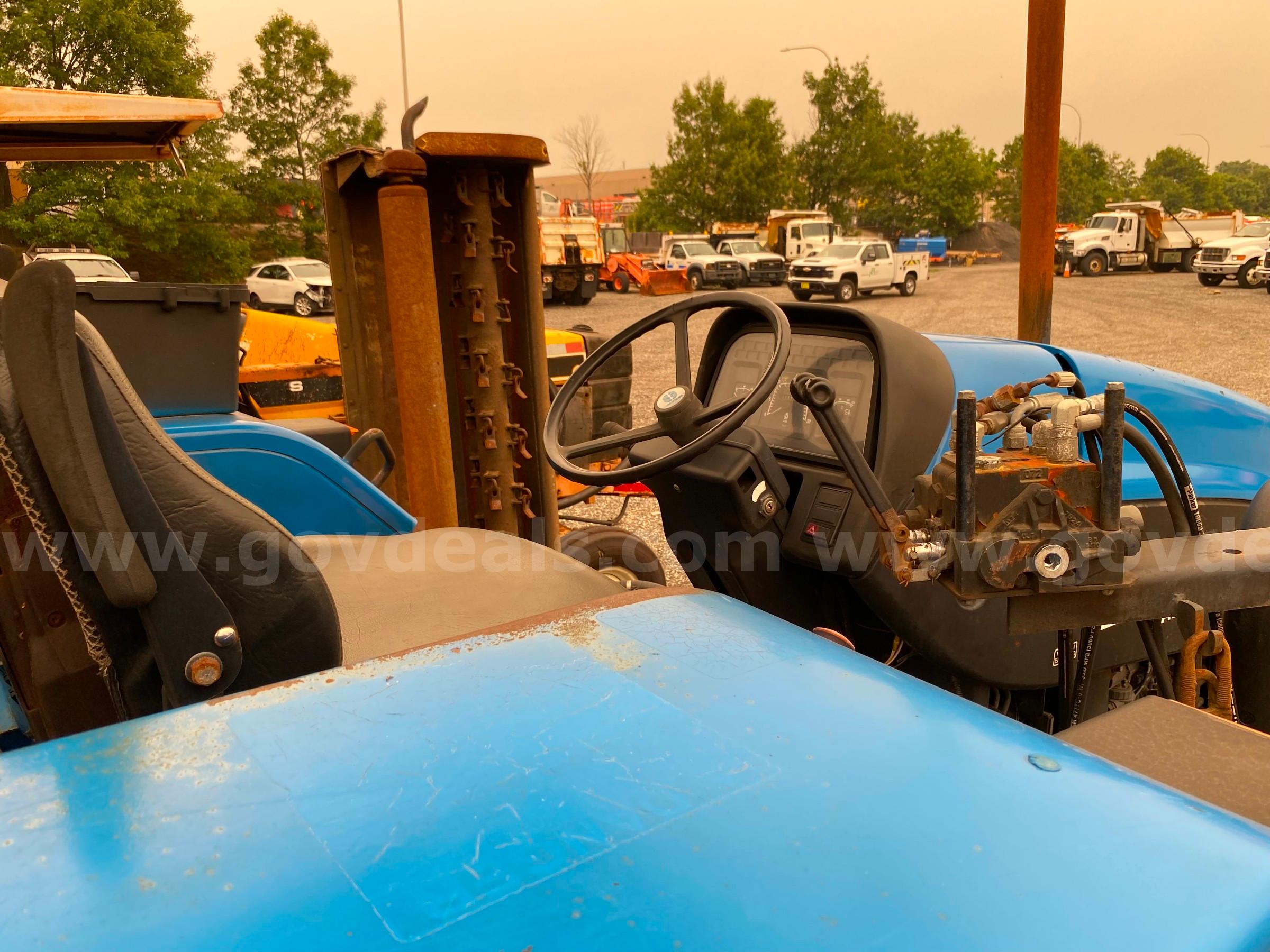 1998 Ford New Holland tractor with brush mower New Holland TS90 Government Surplus Auction - Photo #6