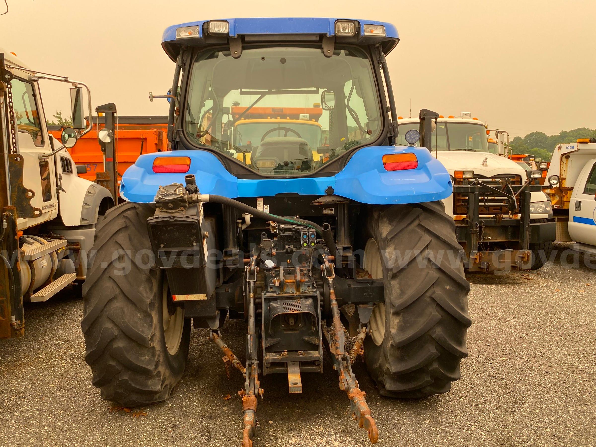 2004 New Holland TS100A tractor New Holland TS100A Government Surplus Auction - Photo #4