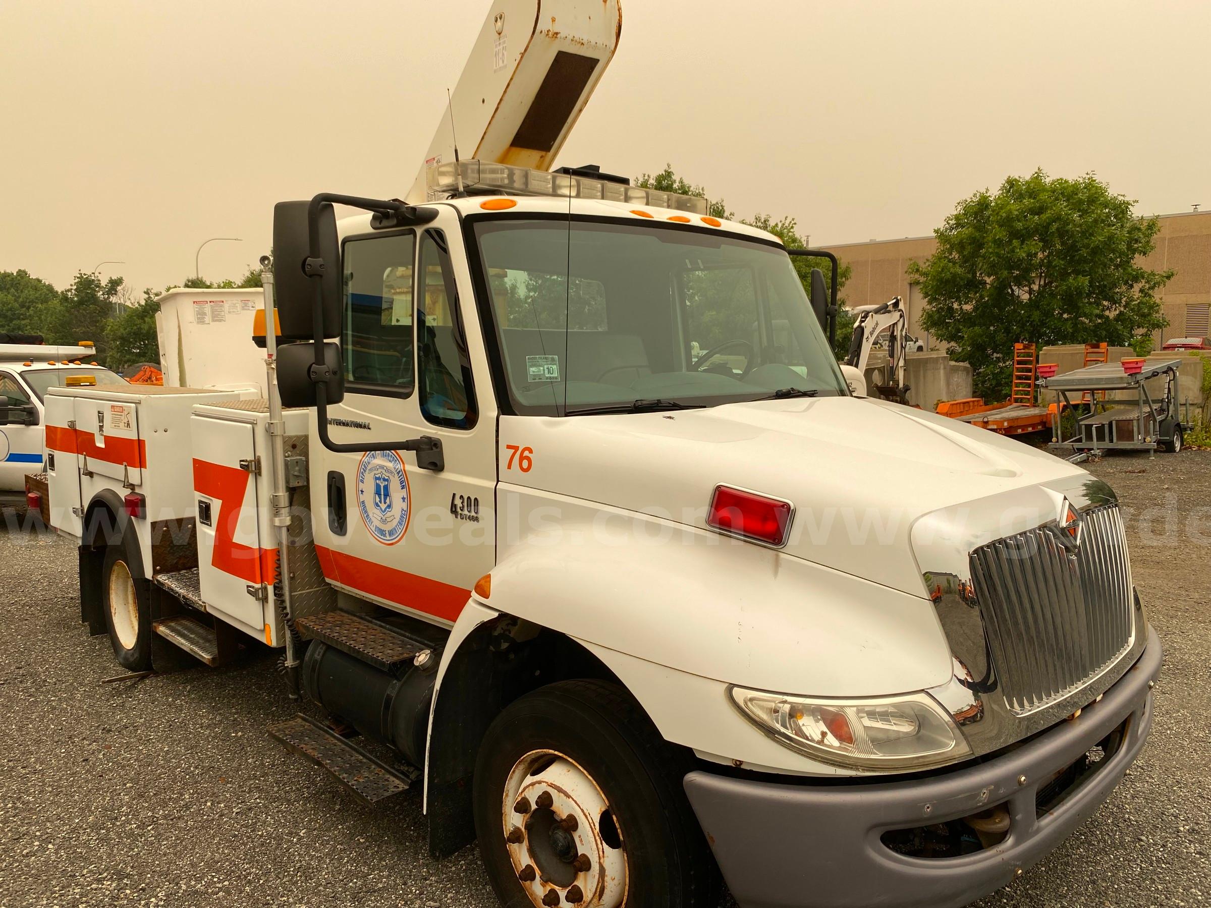 2007 International 4300 bucket truck International 4300 Government Surplus Auction - Photo #2