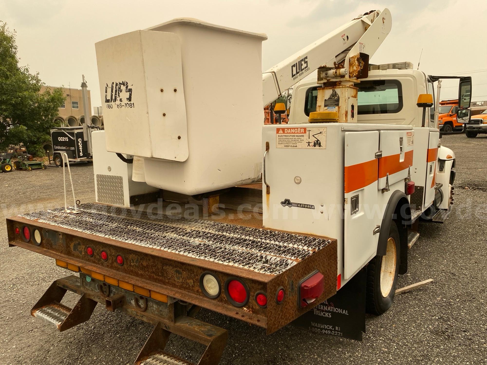 2007 International 4300 bucket truck International 4300 Government Surplus Auction - Photo #3