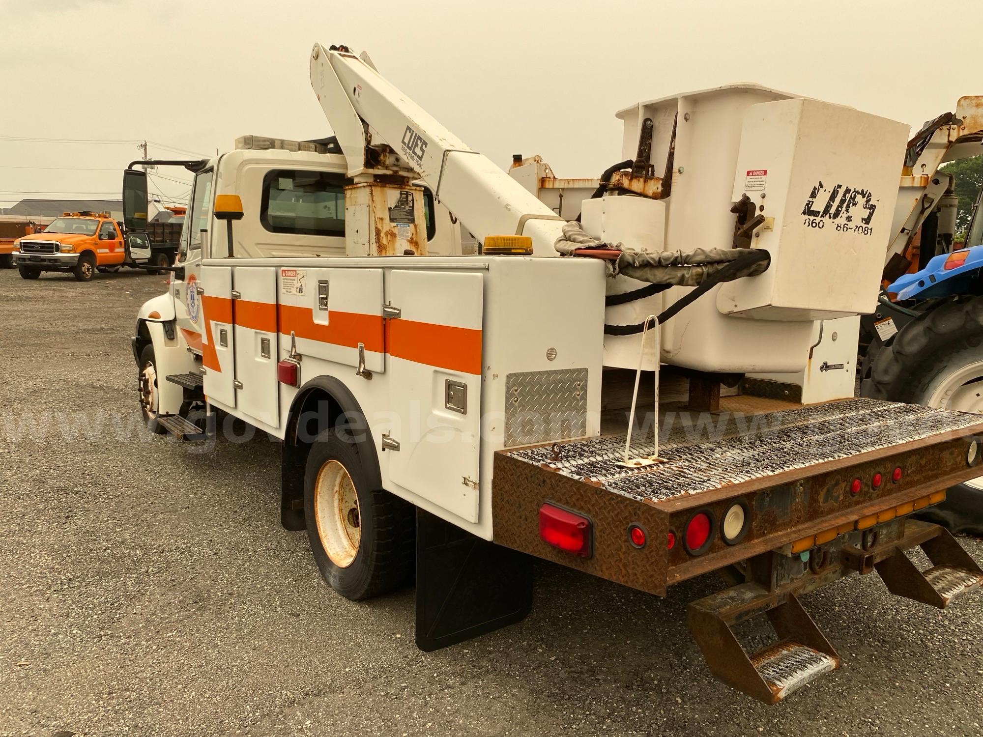 2007 International 4300 bucket truck International 4300 Government Surplus Auction - Photo #4