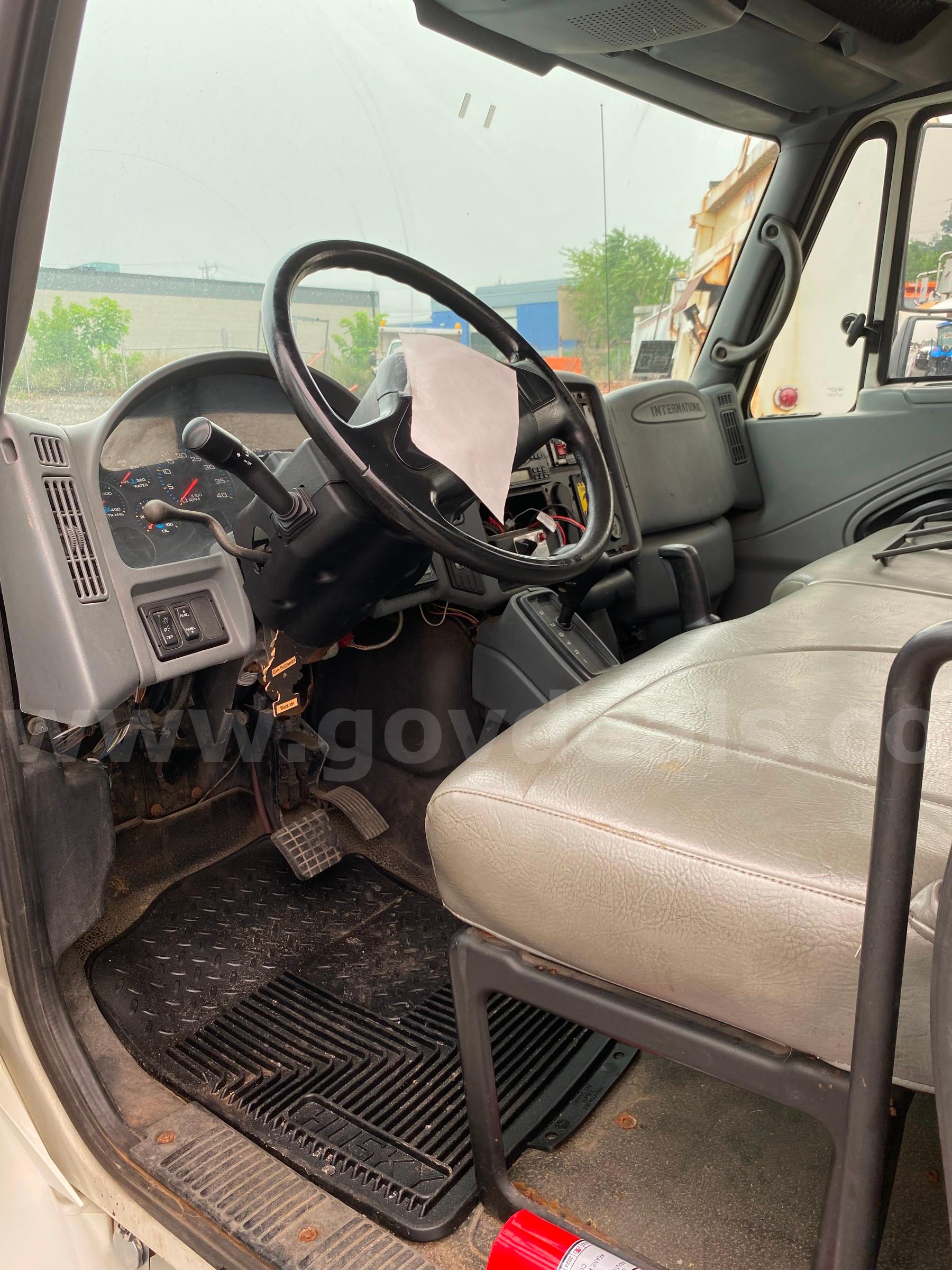 2007 International 4300 bucket truck International 4300 Government Surplus Auction - Photo #5
