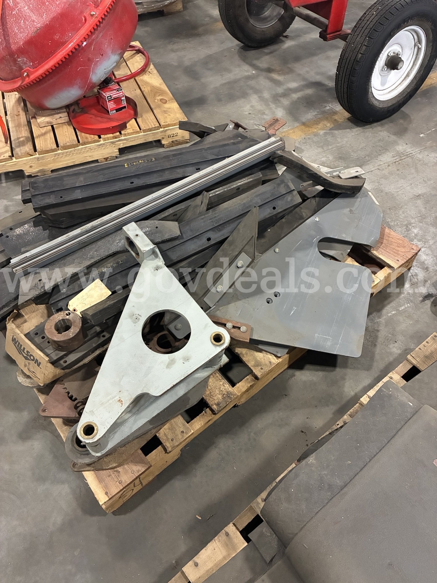 Pallet of street sweeper parts   Government Surplus Auction - Photo #2
