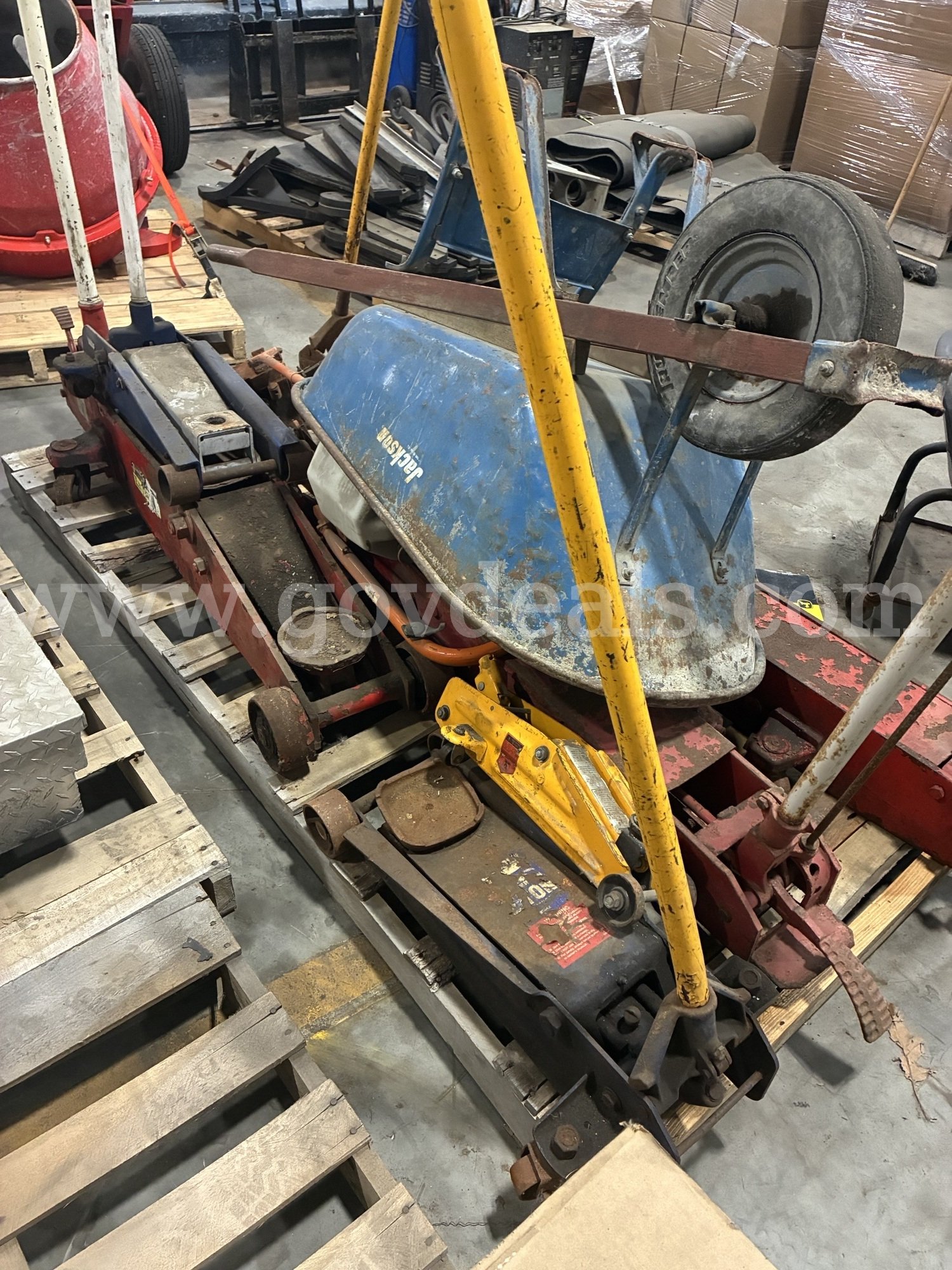 Pallet of automotive and truck jacks   Government Surplus Auction - Primary Photo