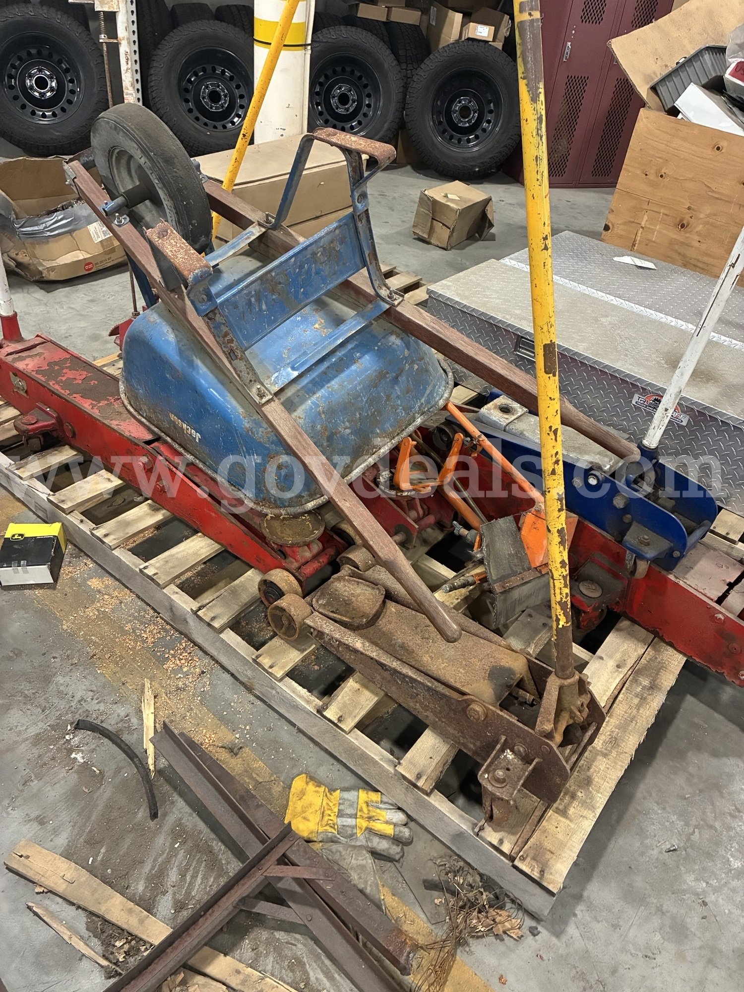 Pallet of automotive and truck jacks   Government Surplus Auction - Photo #2