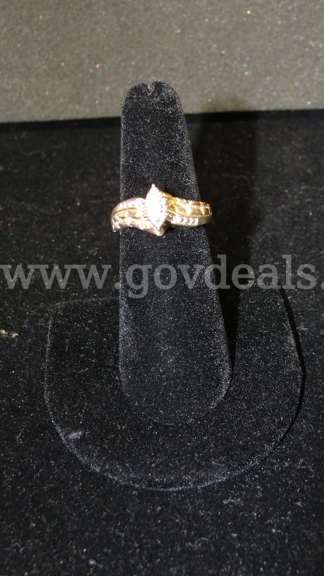 Rings and a necklace   Government Surplus Auction - Photo #3