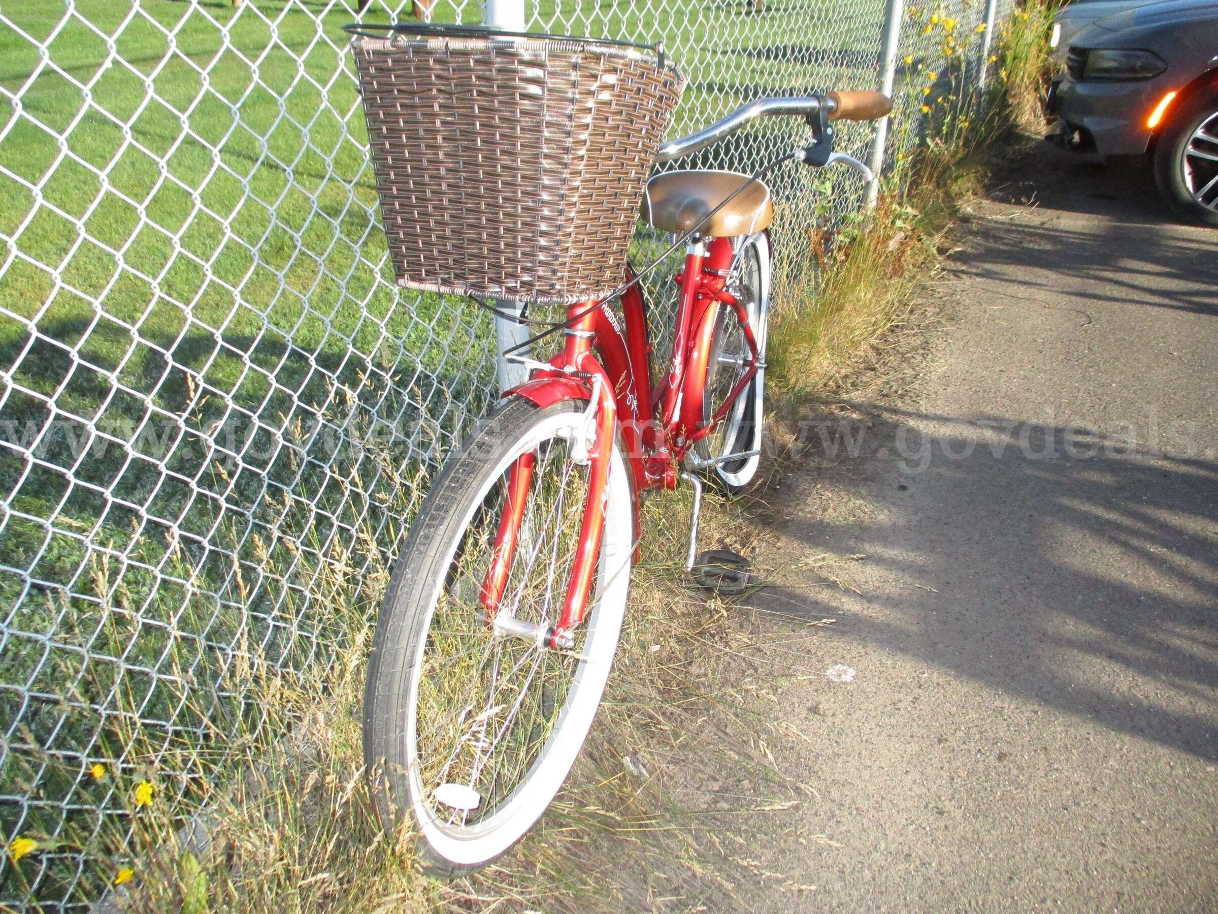 Bicycle with kickstand and basket SCHWINN HARBOUR Government Surplus Auction - Photo #2