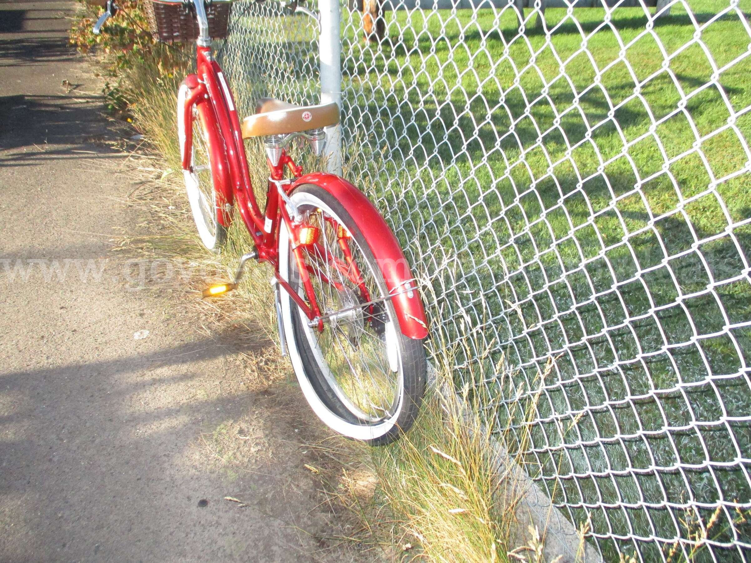 Bicycle with kickstand and basket SCHWINN HARBOUR Government Surplus Auction - Photo #3